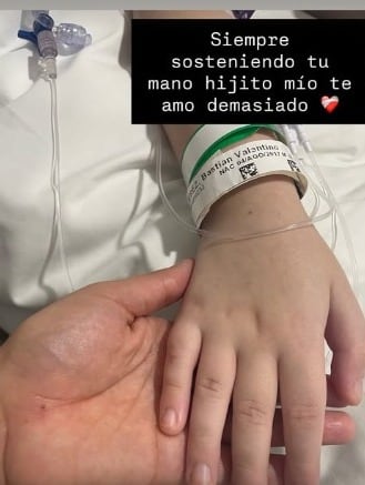 “Siempre sosteniendo tu mano”, escribió la madre de Bastián junto a una foto en la que se ven las manos de ambos durante la internación