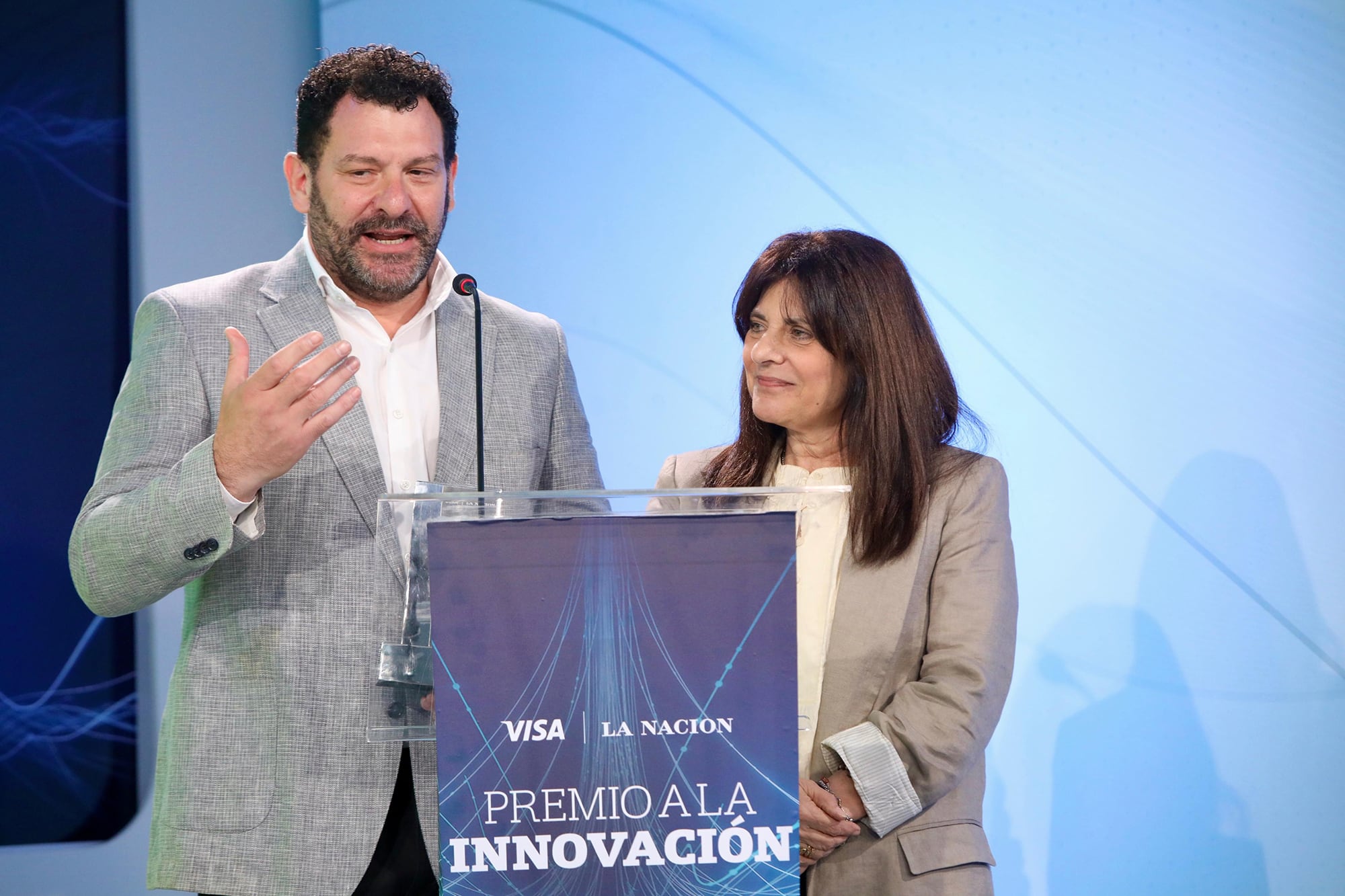 Diego Branca, Director de Digital healt, Business insights, CX & Omnichannel de Roche, y Silvia Kassab, Presidenta de Fundación Garrahan