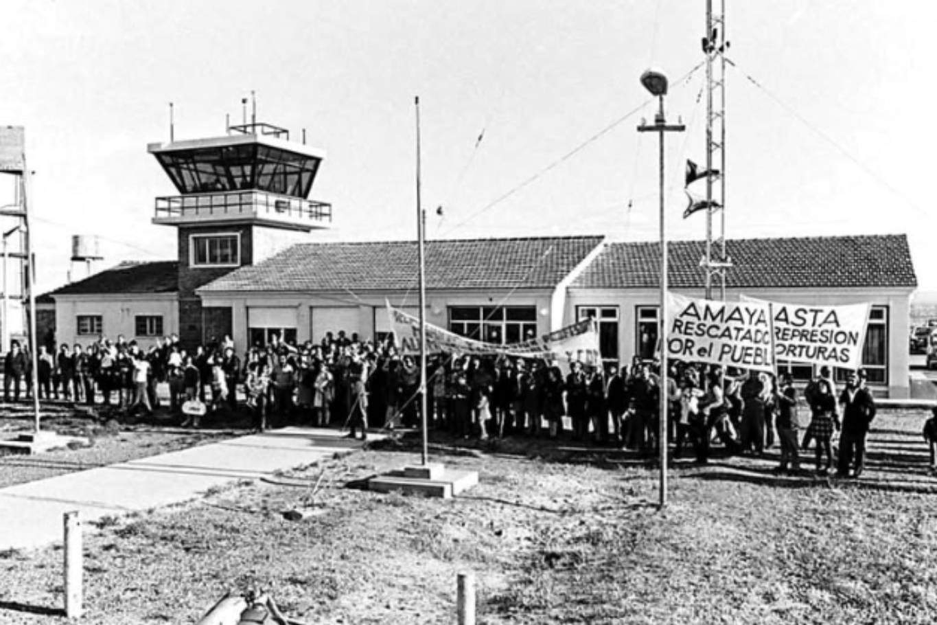 Una manifestación política en el aeropuerto de Trelew, en el año 1972; hasta allí llegaron los 19 fugados de Rawson que terminaron fusilados en Trelew
