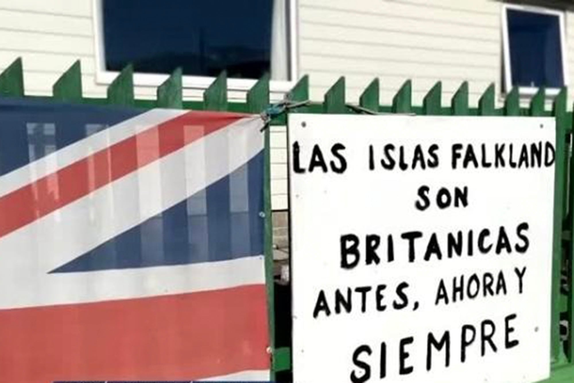 Un cartel exhibido en las Islas Malvinas