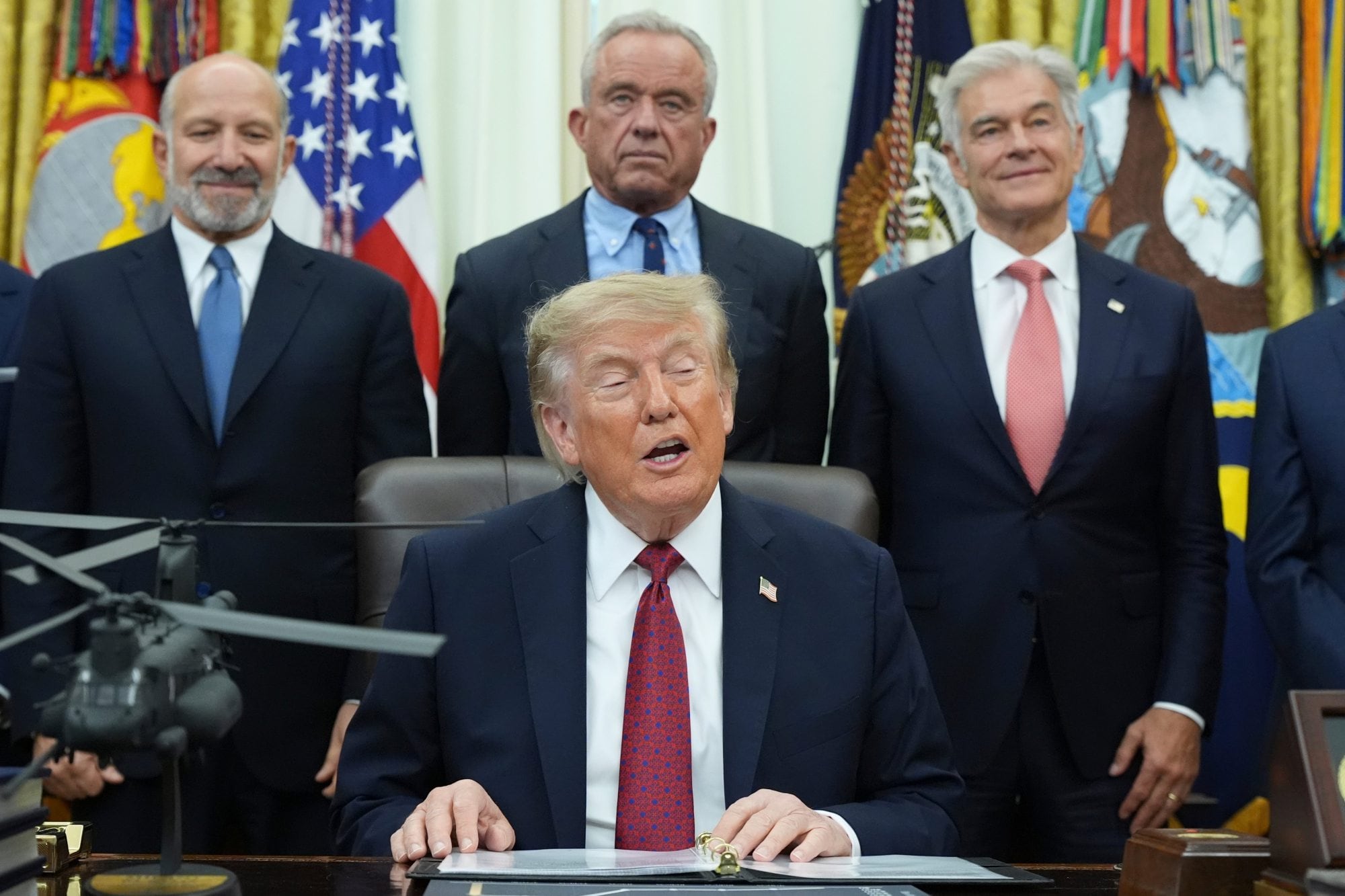 Donald Trump en el salón oval de la Casa Blanca, donde dijo que puede revisar la postura de Estados Unidos de apoyo al Reino Unido en el conflicto por las islas Malvinas