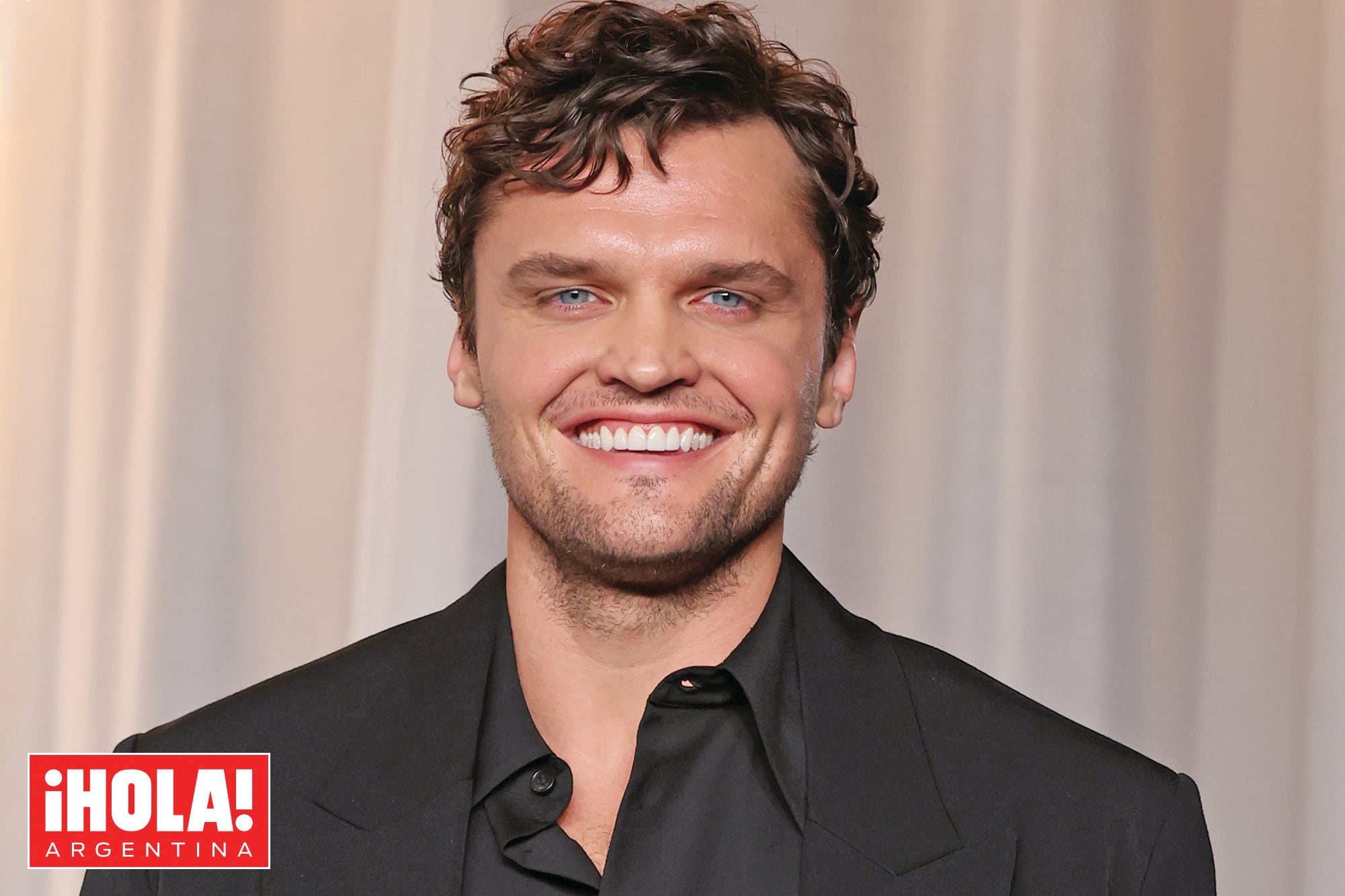 “Lo amo. Es mi héroe”. Tiene 34 años, es hijo de una de las figuras más célebres del cine y vive un gran momento en su carrera de actor