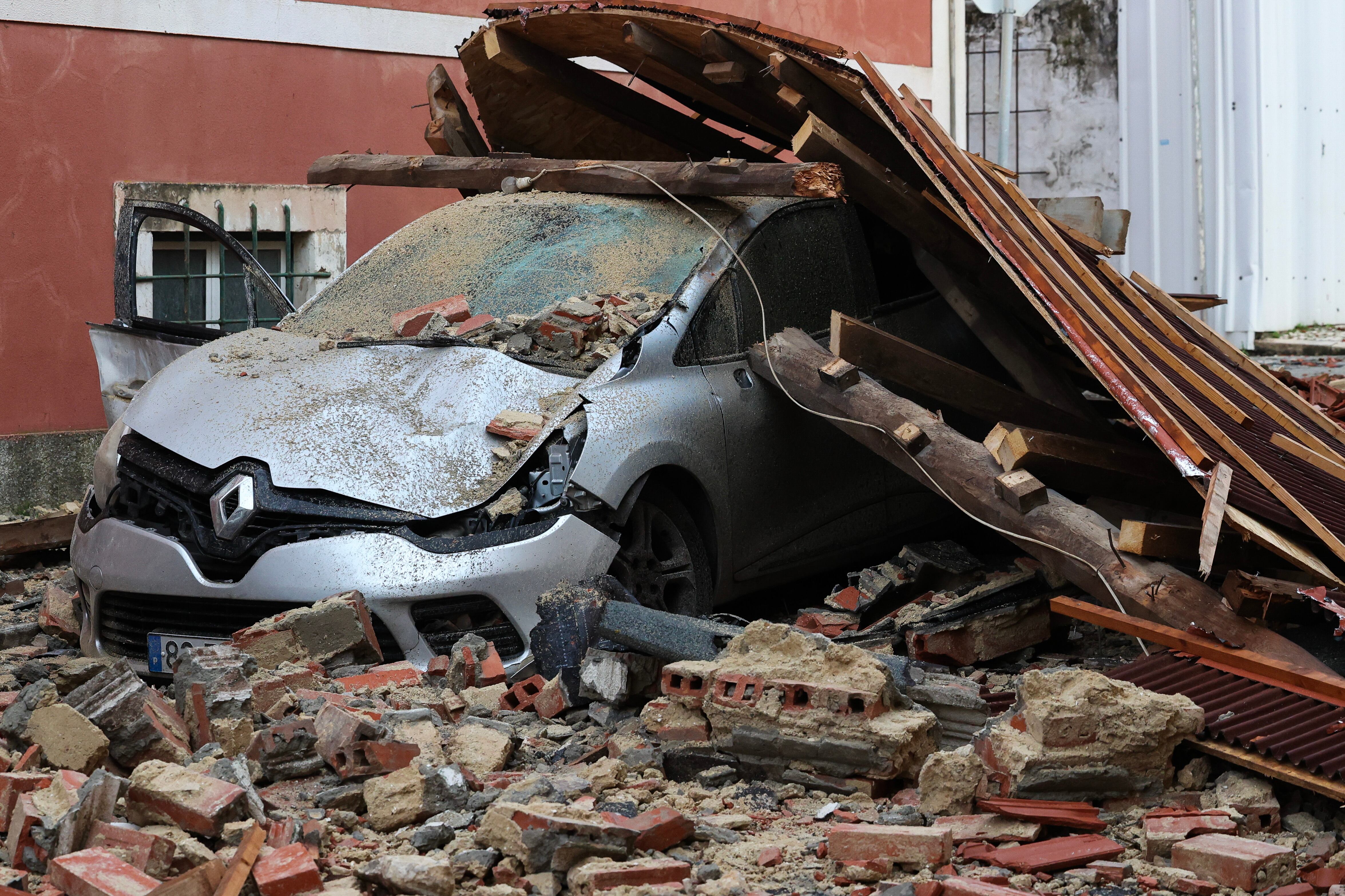 Parte del techo de una universidad se derrumba a causa del paso de la tormenta Kristin en Figueira da Foz, Portugal, el 28 de enero de 2026