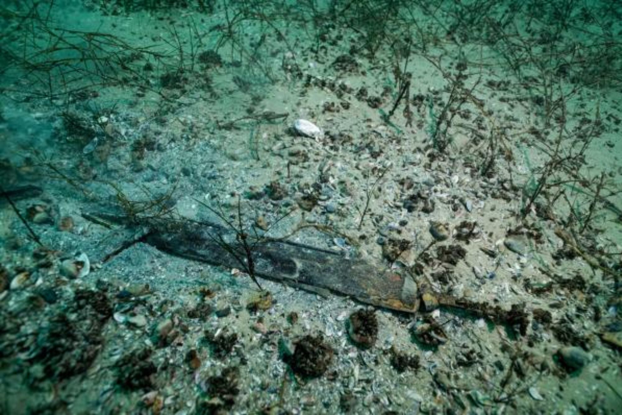 La presencia de armamento hace creer a los investigadores que la cadena de suministro era custodiada por militares