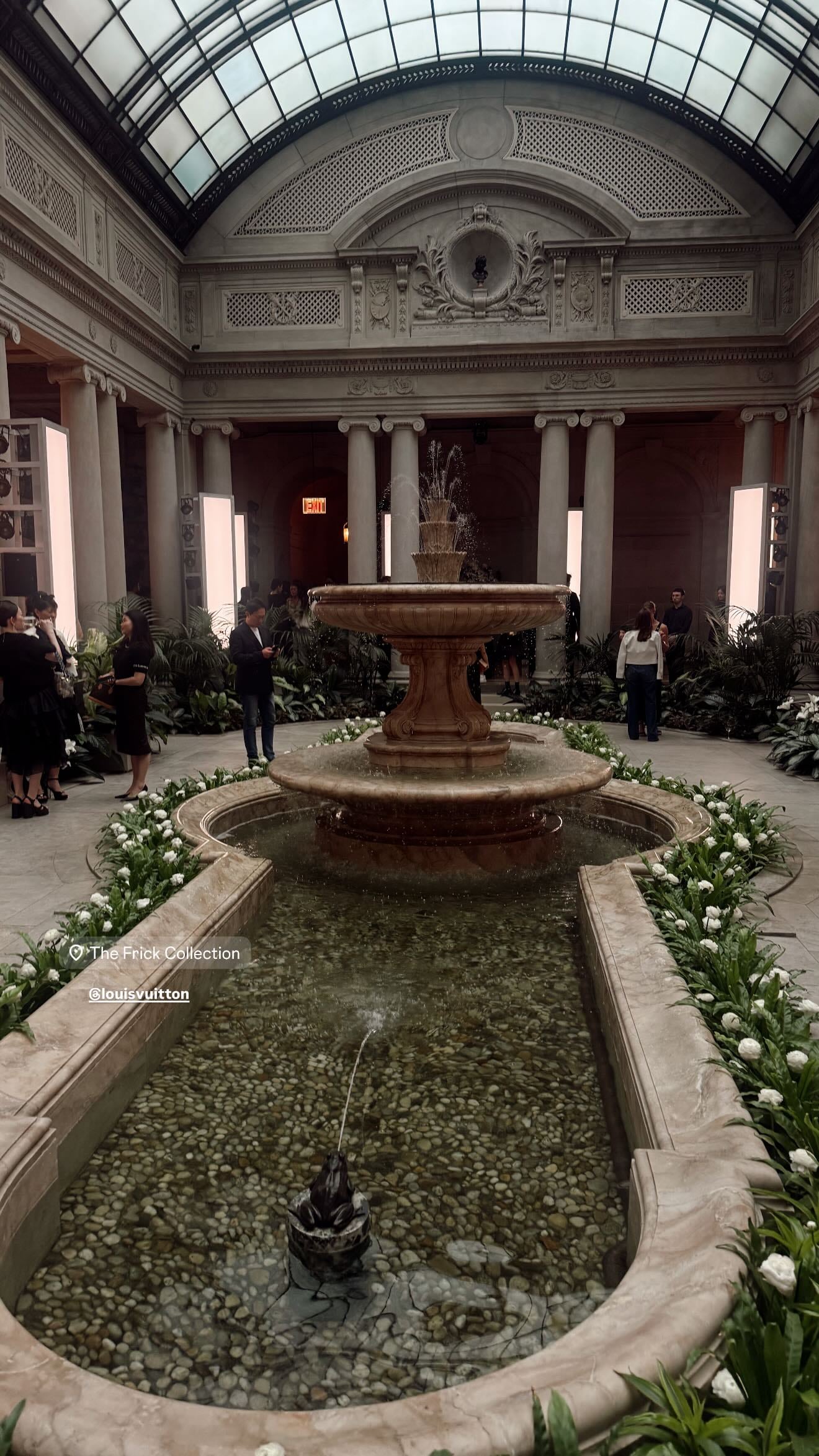 El desfile se realizó en el museo The Frick Collection (Foto: Instagram @antonelaroccuzzo)