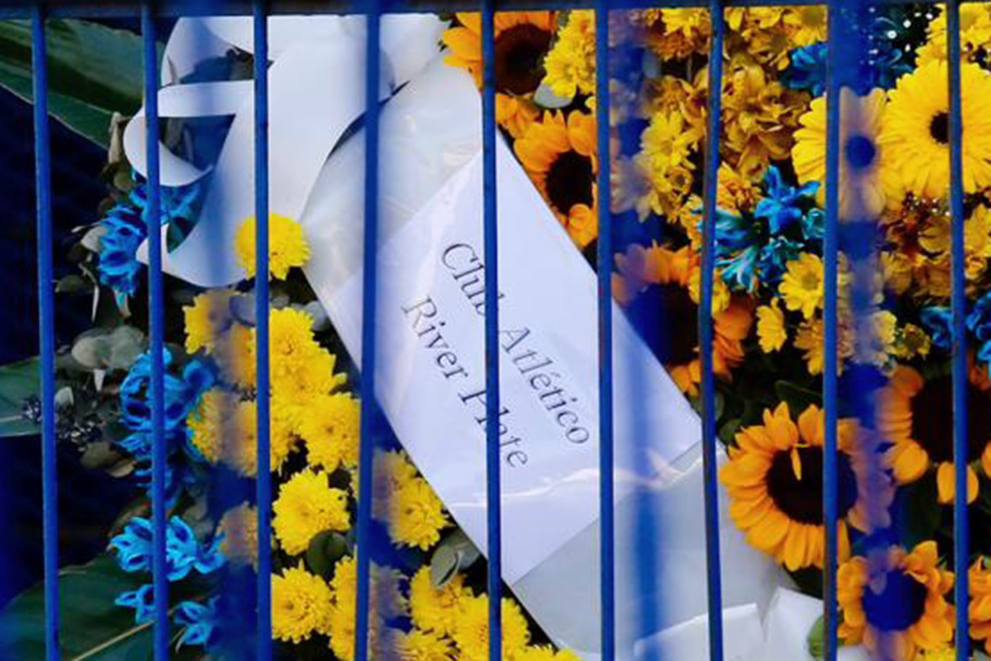 La corona de flores azules y amarillas enviada por el Club Atlético River Plate a la Bombonera; Russo es respetado por el archirrival de Boca.