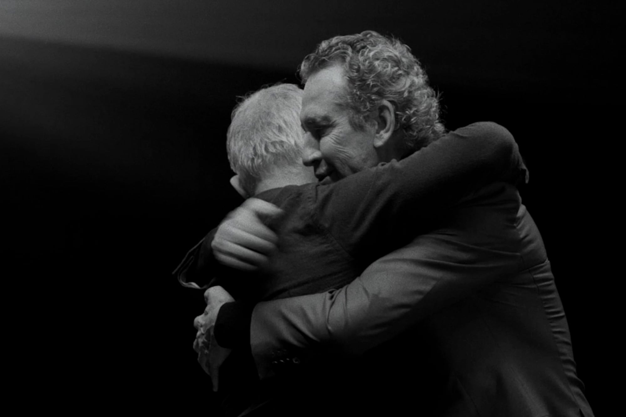 El partido: un “viaje cósmico” a través de la historia de una rivalidad eterna y del recuerdo de “la mano de Dios” 7 El abrazo entre Gary Lineker (de espaldas) y Jorge Valdano, los dos narradores