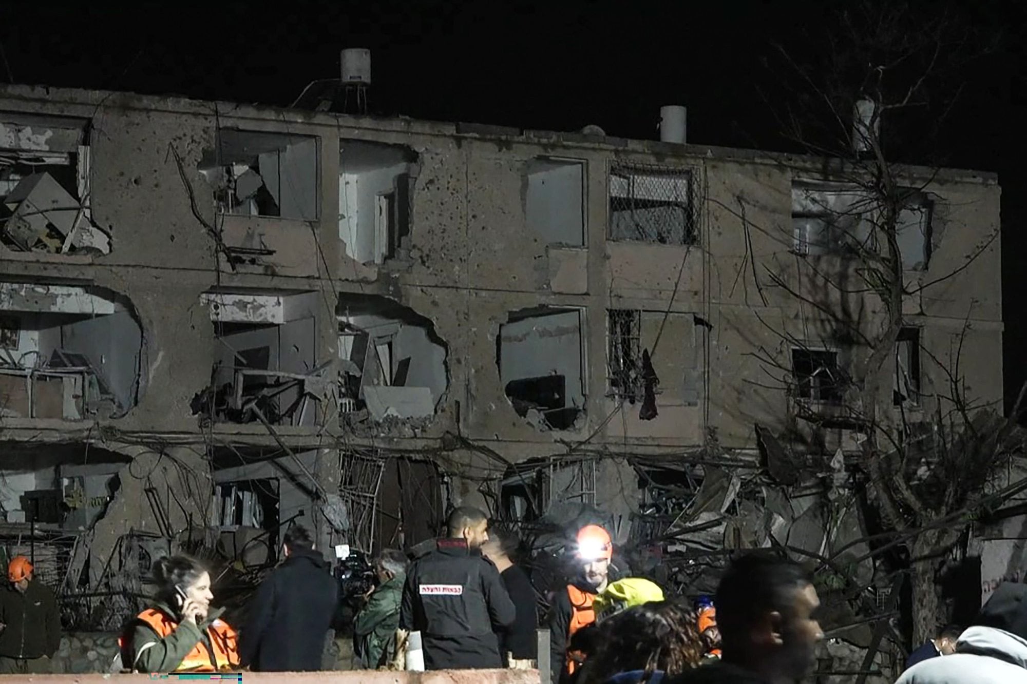 Esta imagen, extraída de un vídeo de AFPTV, muestra los daños sufridos por un edificio en la ciudad de Dimona el 21 de marzo de 2026 (Foto de Jorge NOVOMINSKY / AFPTV / AFP)