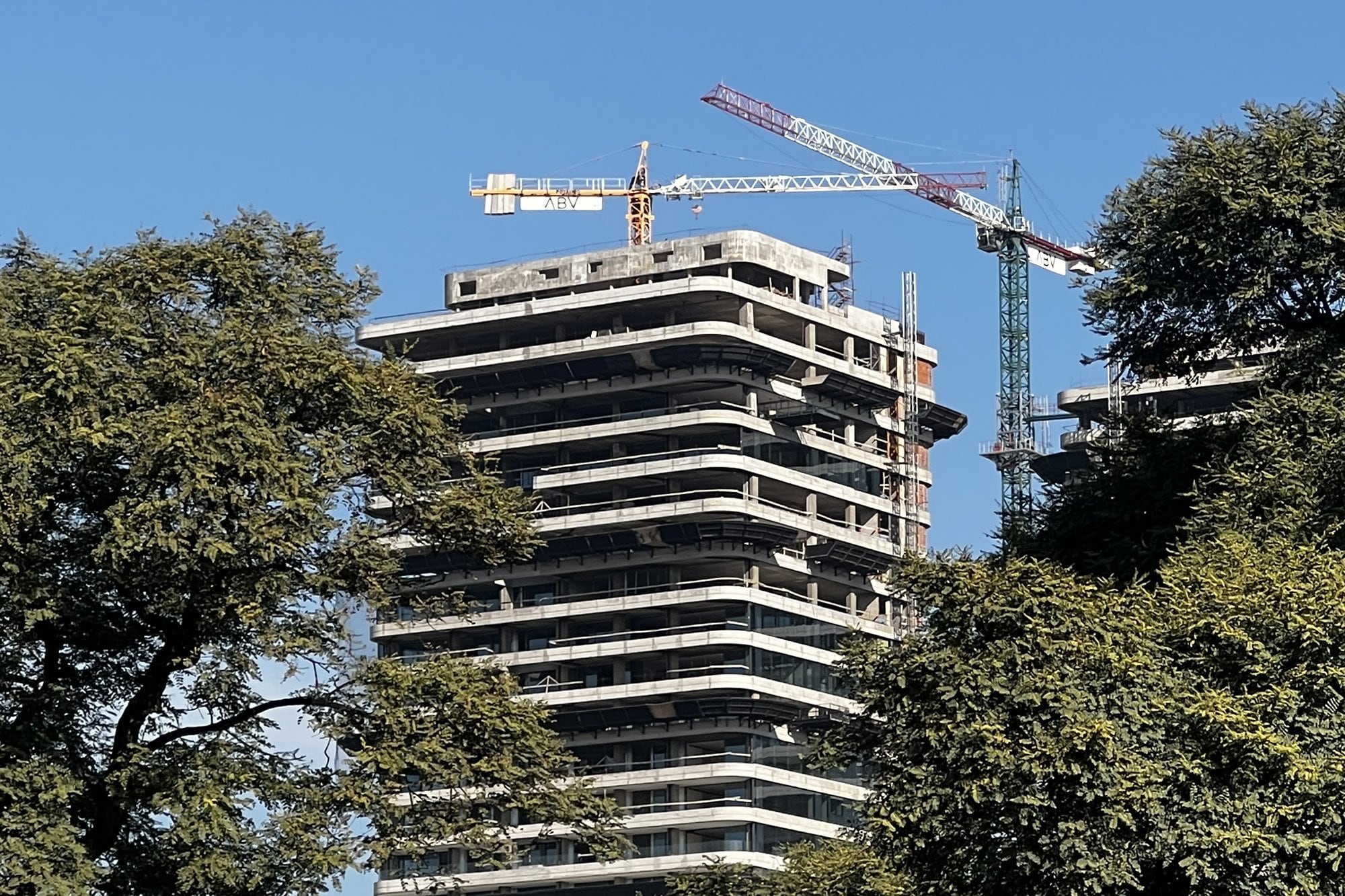 En el precio de una unidad nueva se incluye el costo actual de construcción, el valor de la tierra, los honorarios, los impuestos y la financiación del desarrollo