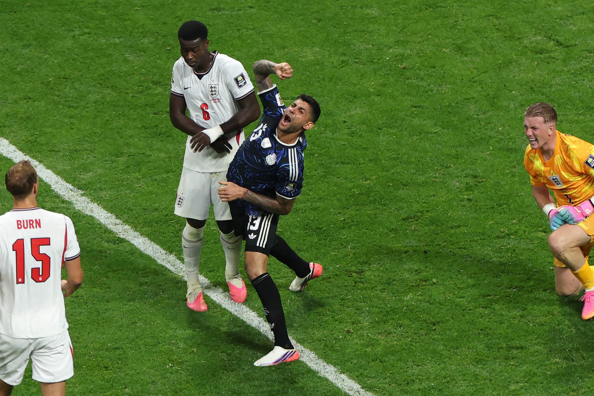 El inglés Marc Guehi (6) parece atemorizado por la bravura de Cuti Romero en su festejo por avanzar a la final del Mundial