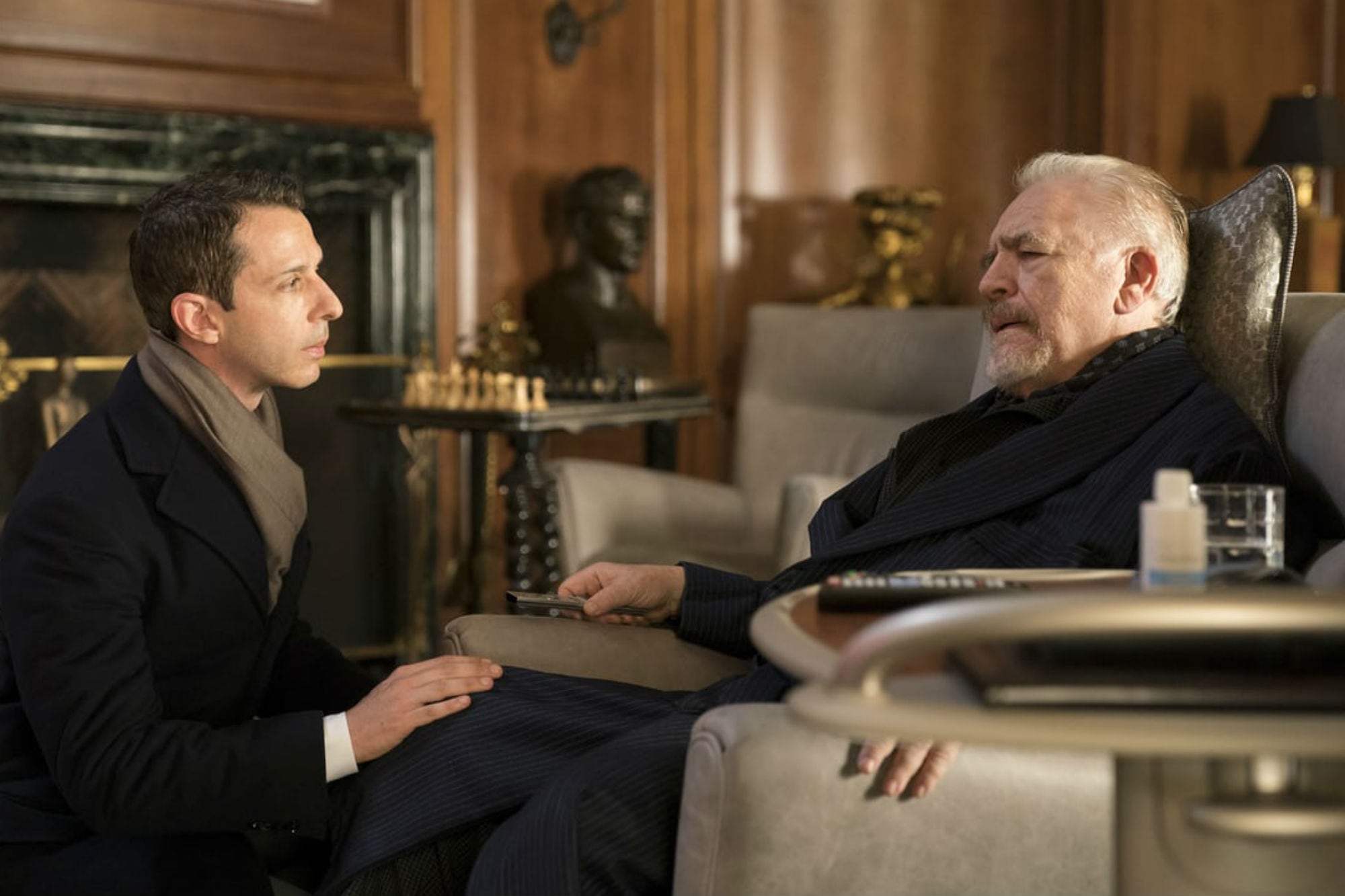 Jeremy Strong y Brian Cox en una escena de Succession