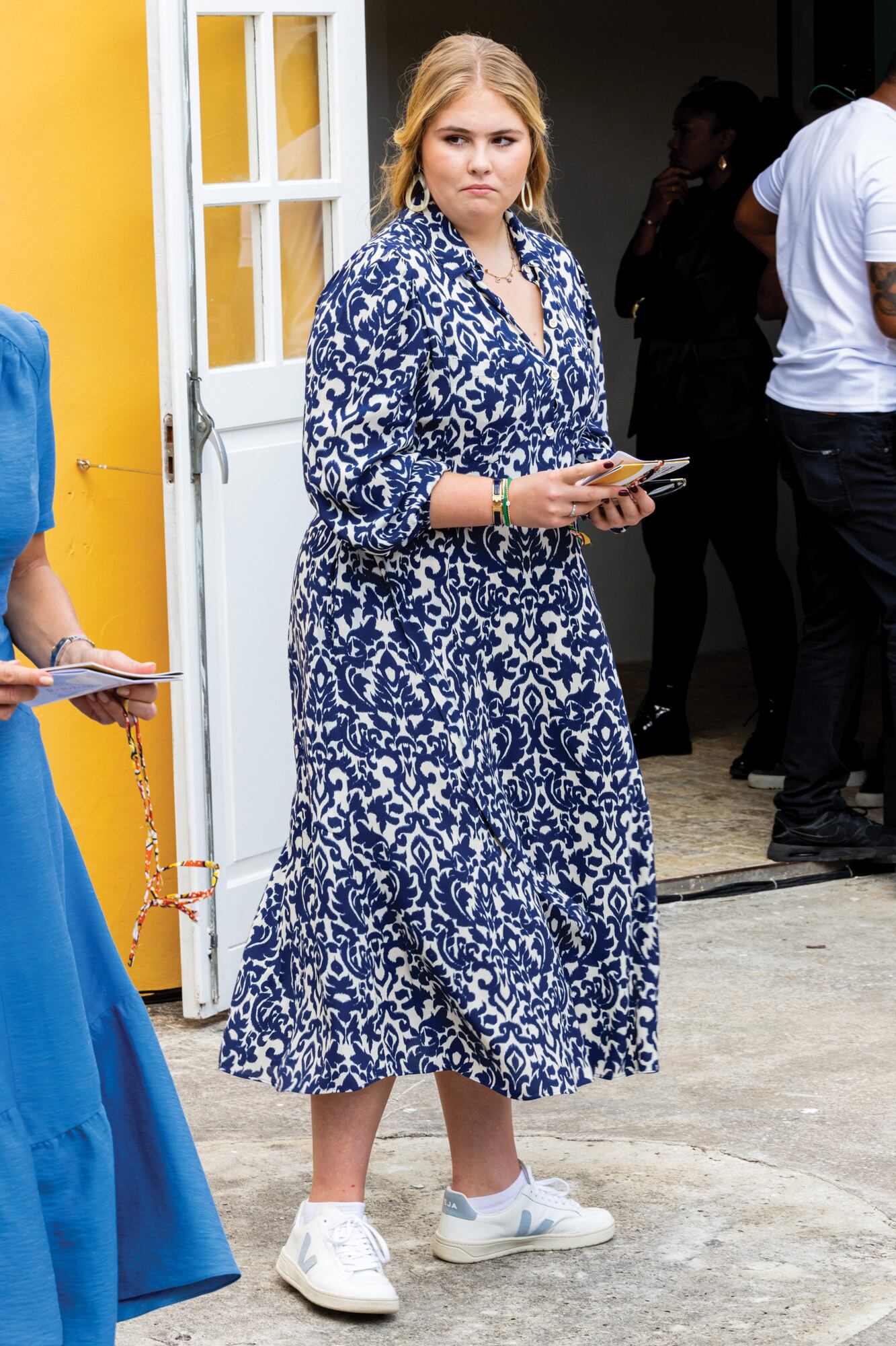 Si bien en su vestidor hay marcas de lujo, que comparte con su mamá, la princesa heredera posee una gran variedad de propuestas más fast fashion, como este vestido estampado de Zara que llevó a la gira que hizo con su familia a las islas del Caribe holandés, en febrero de 2023