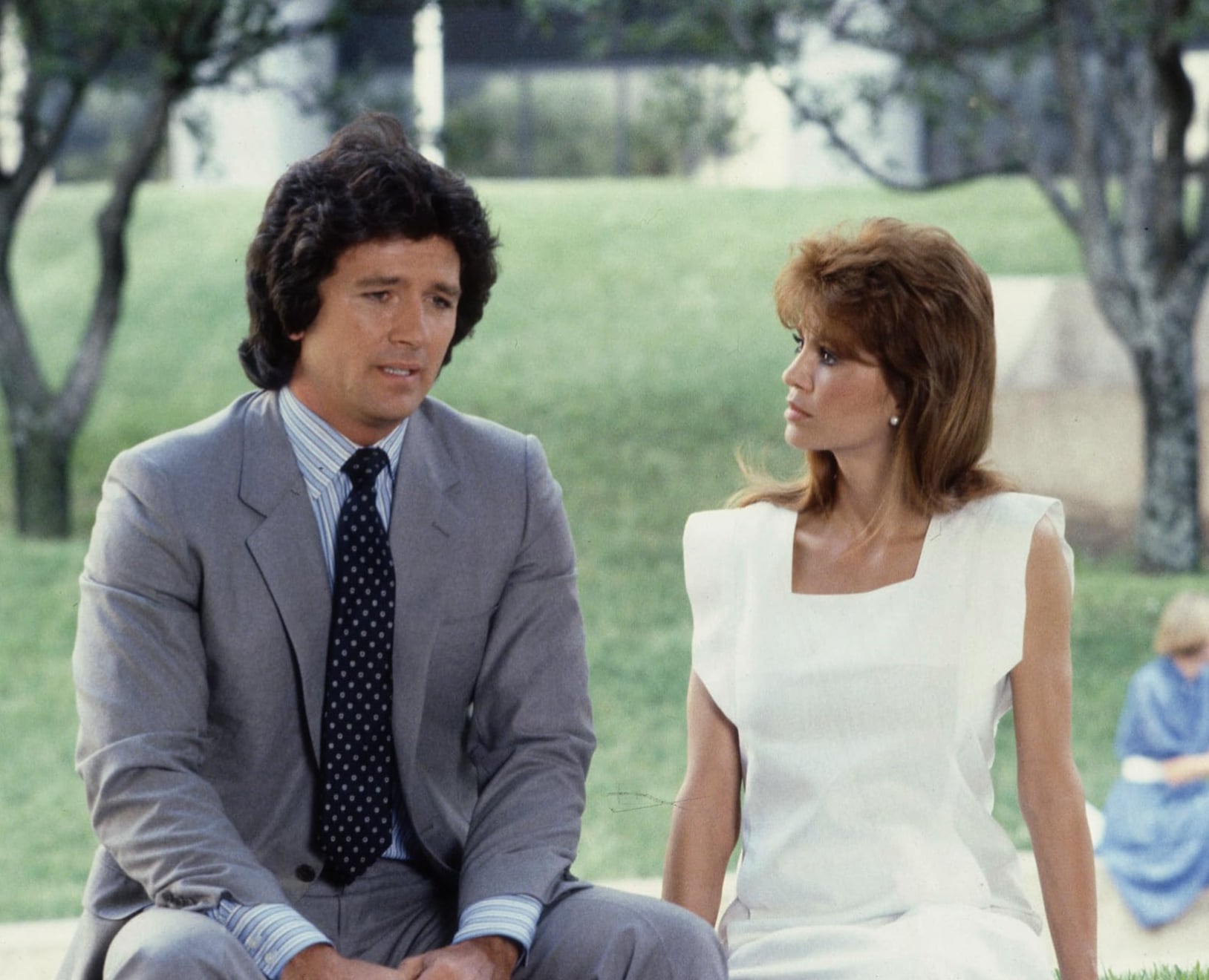 “Era una especie de Romeo y Julieta ambientado en Dallas -definió Jacobs-, con el amor y el dinero puestos permanentemente en jaque por el devenir de los negocios petrolero y ganadero. En un momento en que las dinastías Ewing y Barnes, enfrentadas por décadas, se unían forzosamente por el matrimonio de sus hijos más jóvenes”