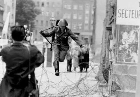 El salto a la libertad, la imagen que se convirtió en símbolo de la Guerra Fría y marcó para siempre a su protagonista 6 Conrad Schumann, de 19 años, salta la barrera de alambre de púas entre Berlín Oriental y Berlín Occidental el 15 de agosto de 1961. La imagen fue tomada por Peter Leibing