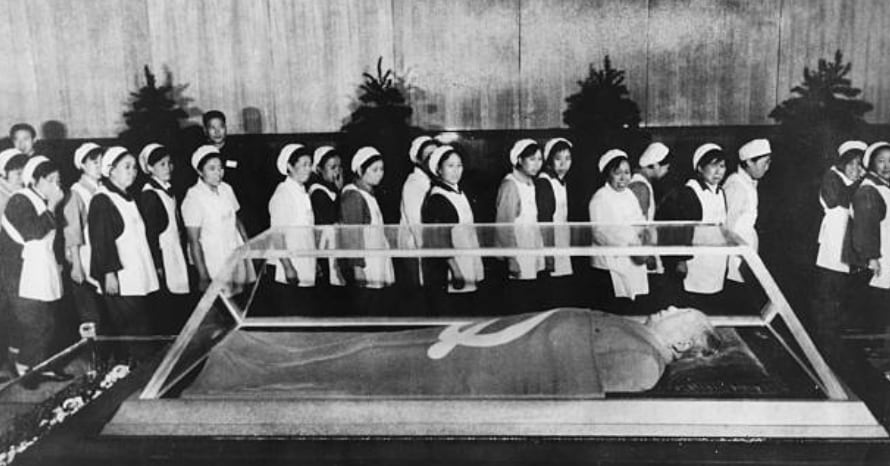 El cuerpo de Mao Zedong se expuso en un sarcófago de cristal mientras los trabajadores le rendían homenaje (Foto: Getty Images)