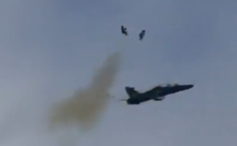 Video: El momento exacto en el que dos pilotos británicos se eyectan antes de que su avión se estrelle y explote