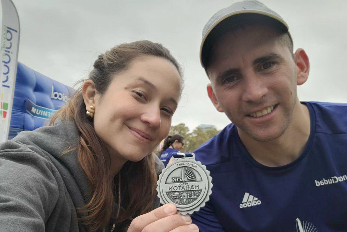 Nahuel Gallo cenó por primera vez con su familia, tras 448 días secuestrado: “Pidió para comer algo que extrañaba” 8 El gendarme argentino Nahuel Gallo y su pareja, la venezolana María Alexandra Gómez García