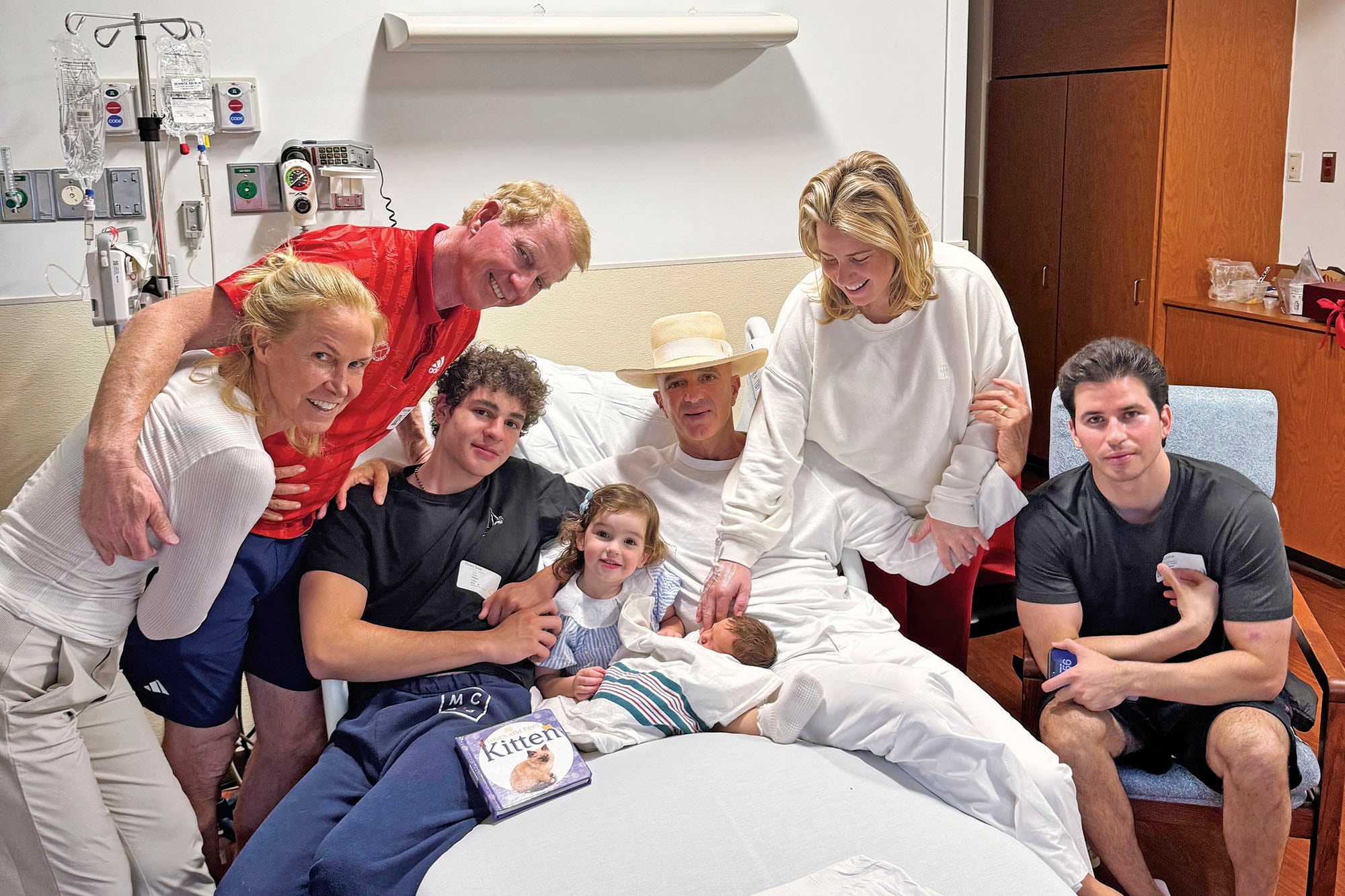 En el centro, Alan y Grace con Rubi Roses y Tigerlili, junto a los padres de Grace, James y Mónica Goldsmith, y su hermano Spencer