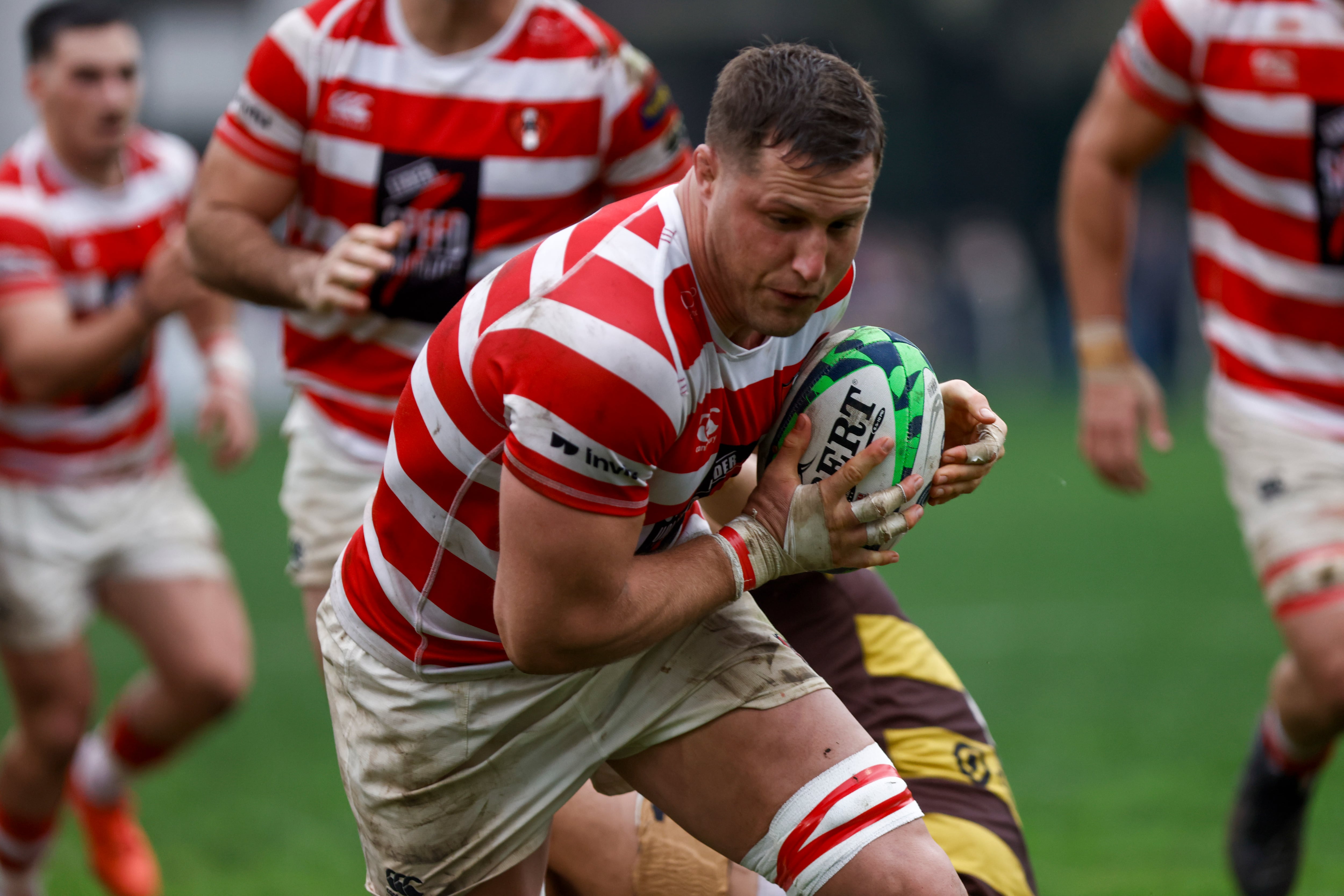 Santiago Montagner, una de las figuras, va rumbo al quinto try de Alumni en la cancha de Belgrano.