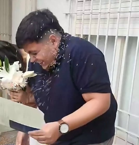 El novio recibió el arroz de la buena suerte sin pensar en el insólito final (Captura: @cieloagostina1_)