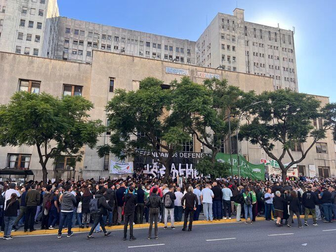 Tras el abrazo solidario: la odisea del principal hospital universitario de atender sin los recursos necesarios
