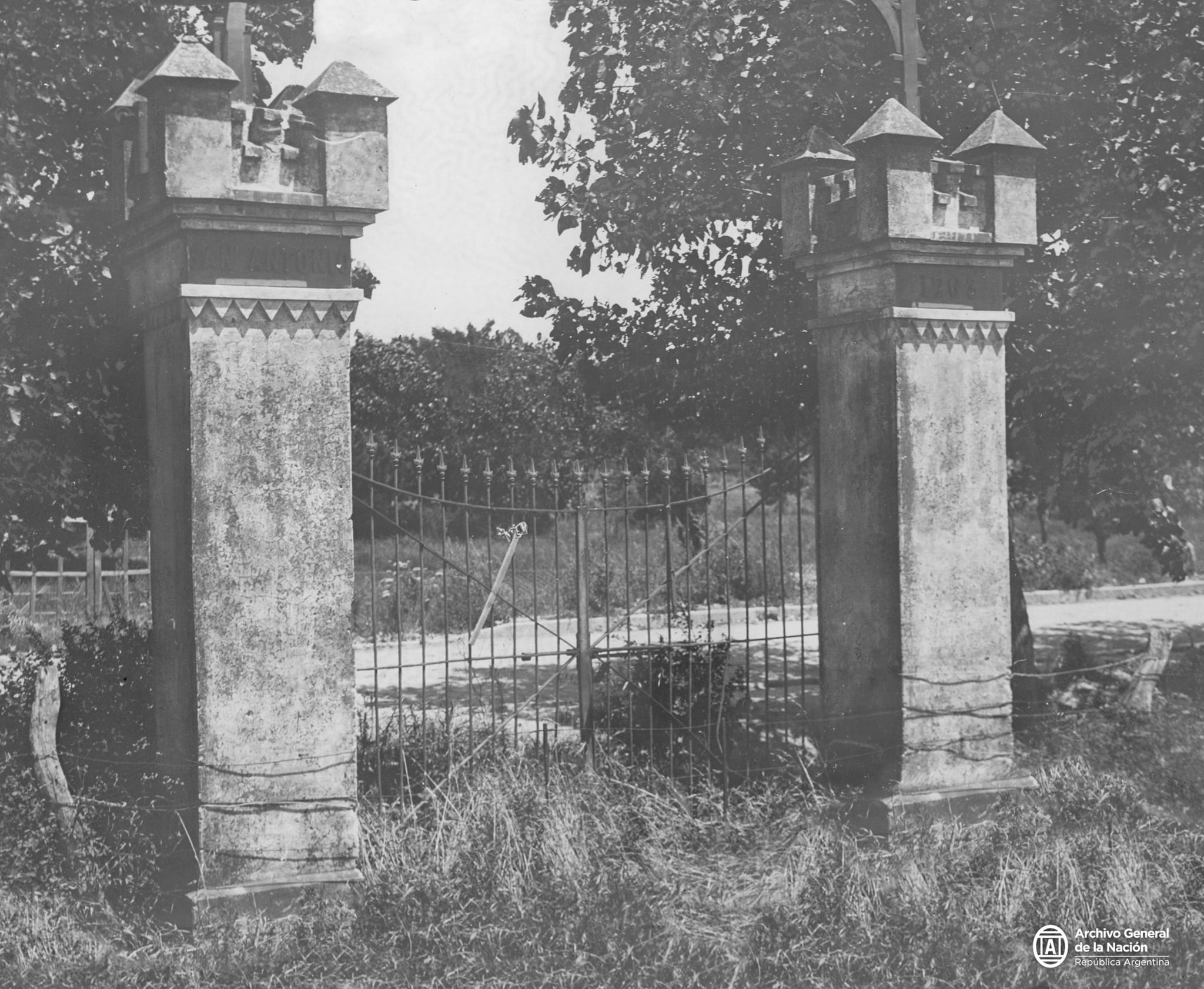 Entrada a la quinta San Antonio. En 1912, la revista Caras y Caretas visita el ingreso, bastante abandonado, al predio de la vieja quinta del Virrey. Los pilares aún se conservan en pie, al lado de la estación Vicente López.