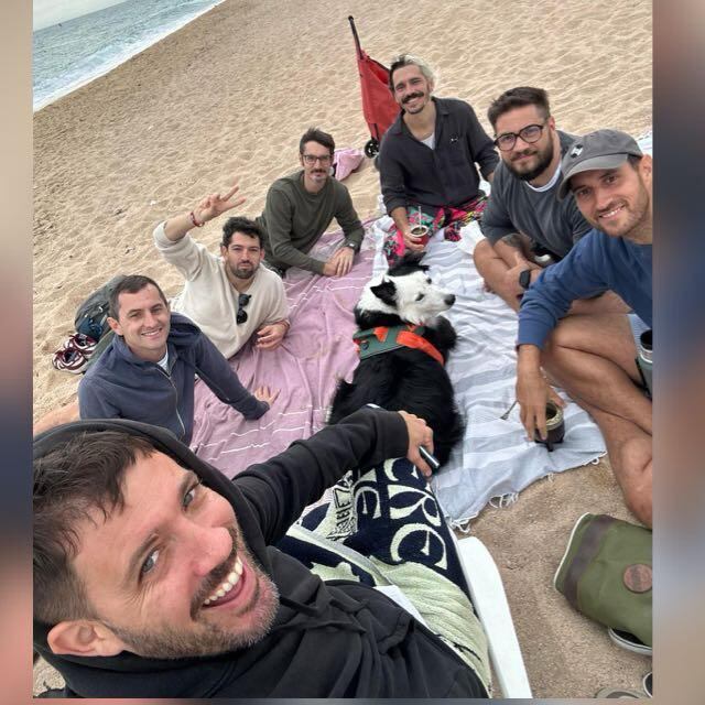 Santiago junto a sus amigos