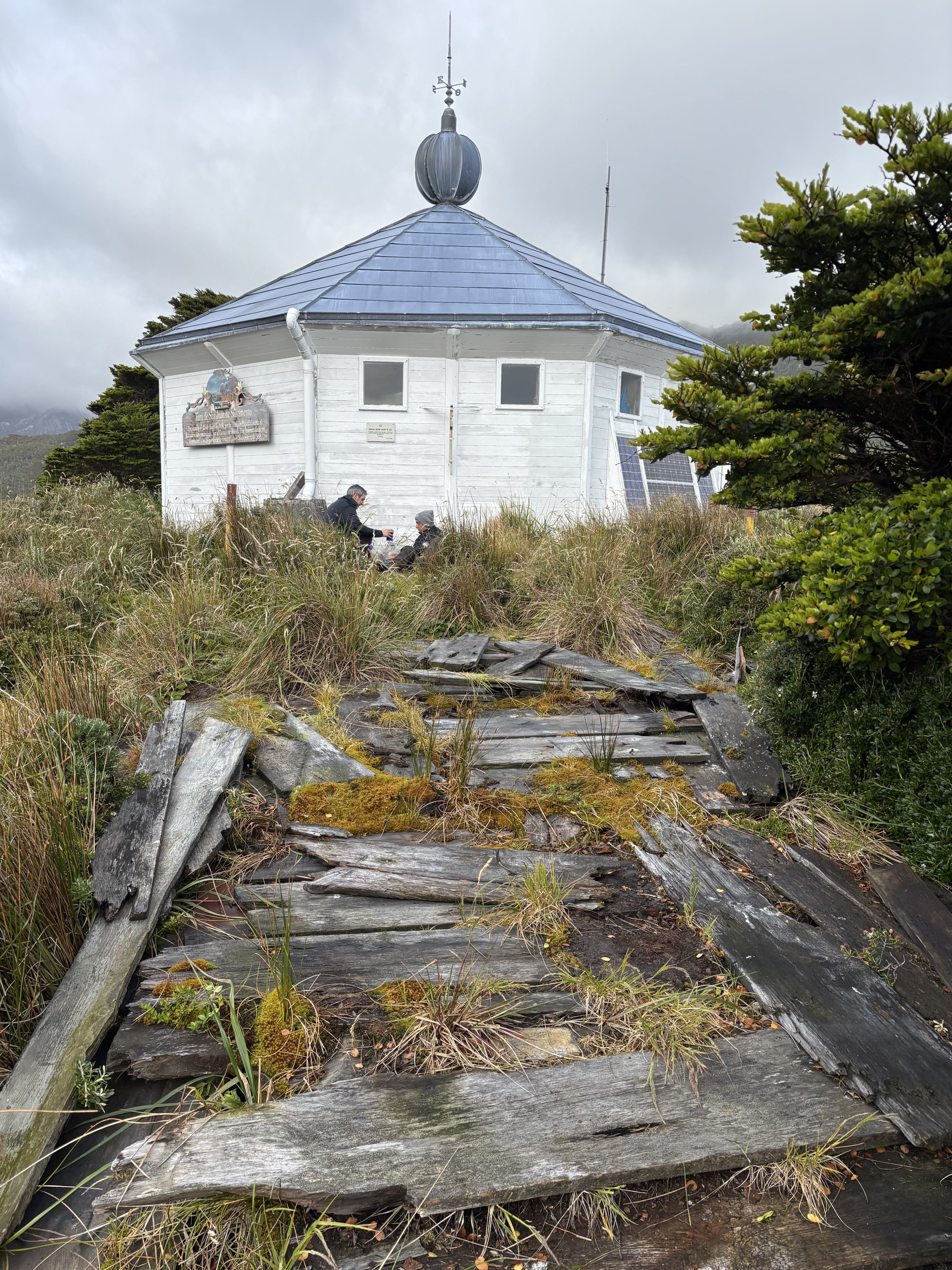 Restos del antiguo faro de San Juan de Salvamento, y el nuevo faro, reconstruido por los franceses