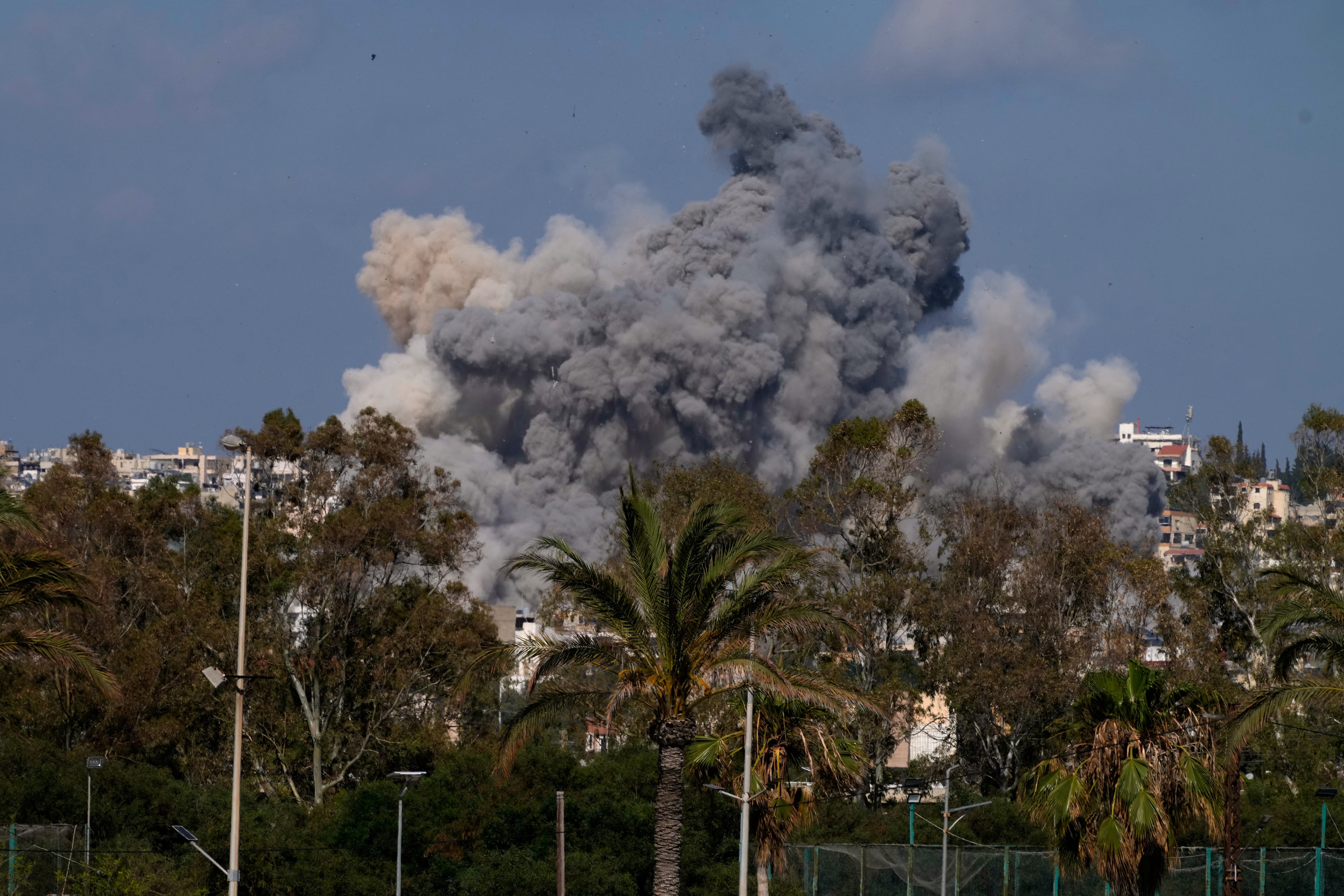 Humo elevándose de un ataque aéreo israelí que golpeó el pueblo de Burj al-Shamali cerca del puerto sureño de Tiro, Líbano, el martes 2 de junio de 2026. (AP Foto/Mohammed Zaatari)