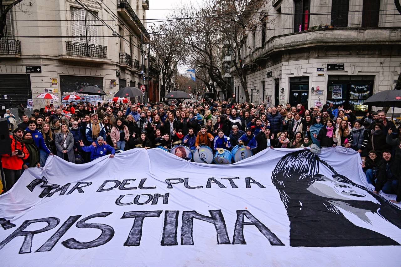 Militantes camporistas de Mar del Plata, el domingo, frente al departamento de Cristina Kirchner