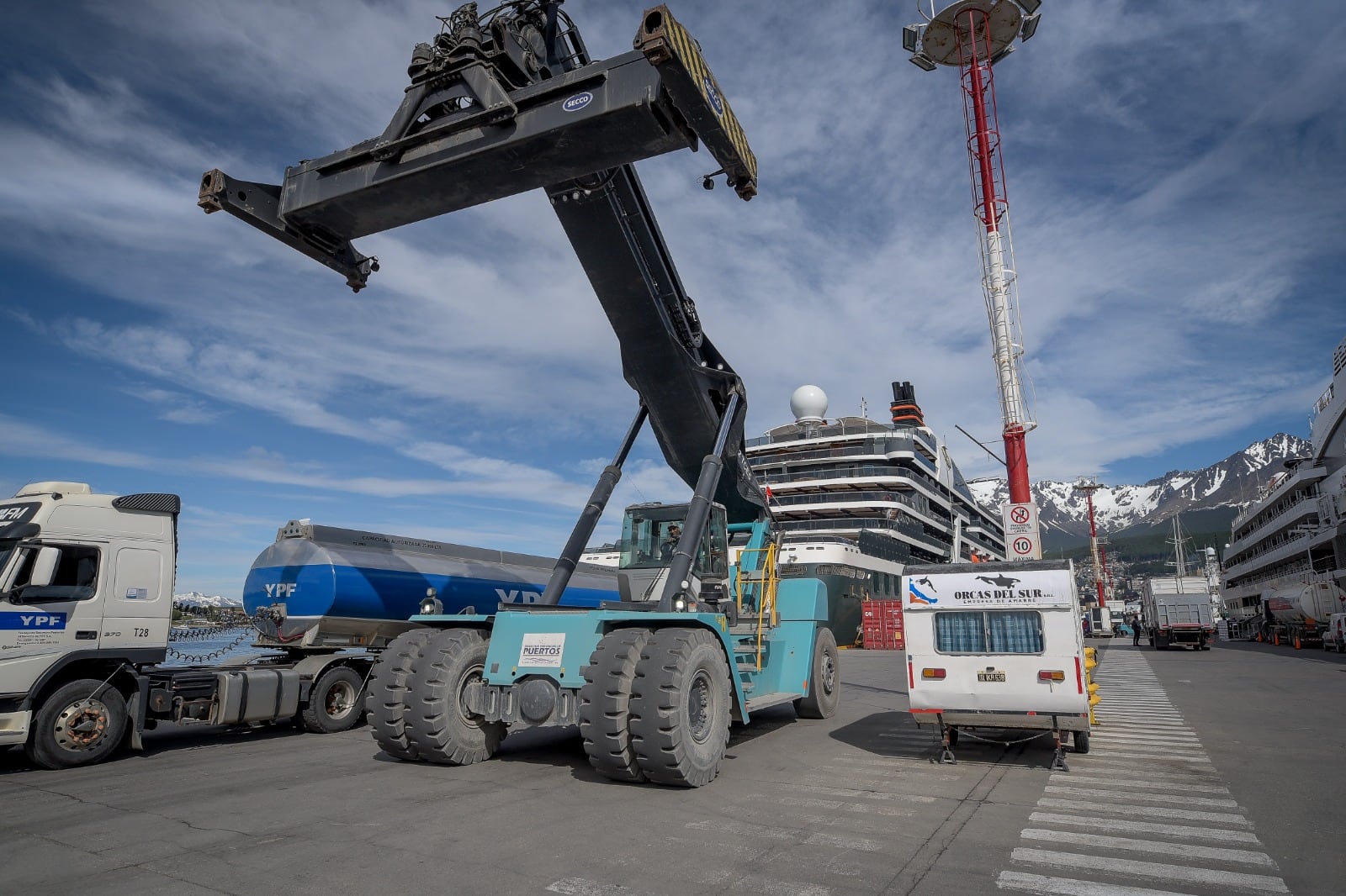 Trabajo de abastecimientos de buques en el Puerto de Ushuaia, Tierra del Fuego.