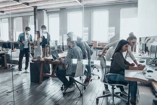 Minimalismo laboral: seis maneras de hacer más con menos en el trabajo