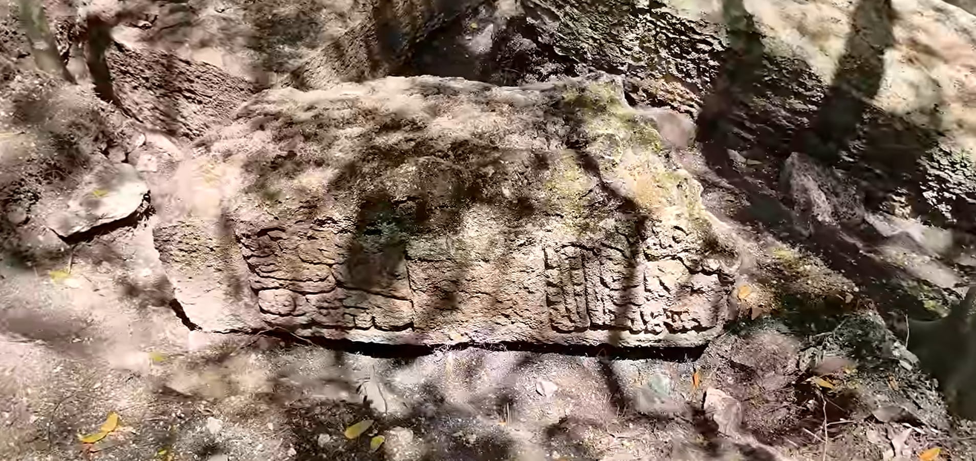 Algunas rocas presentan glifos que relatan la vida cotidiana o hechos importantes de la ciudad