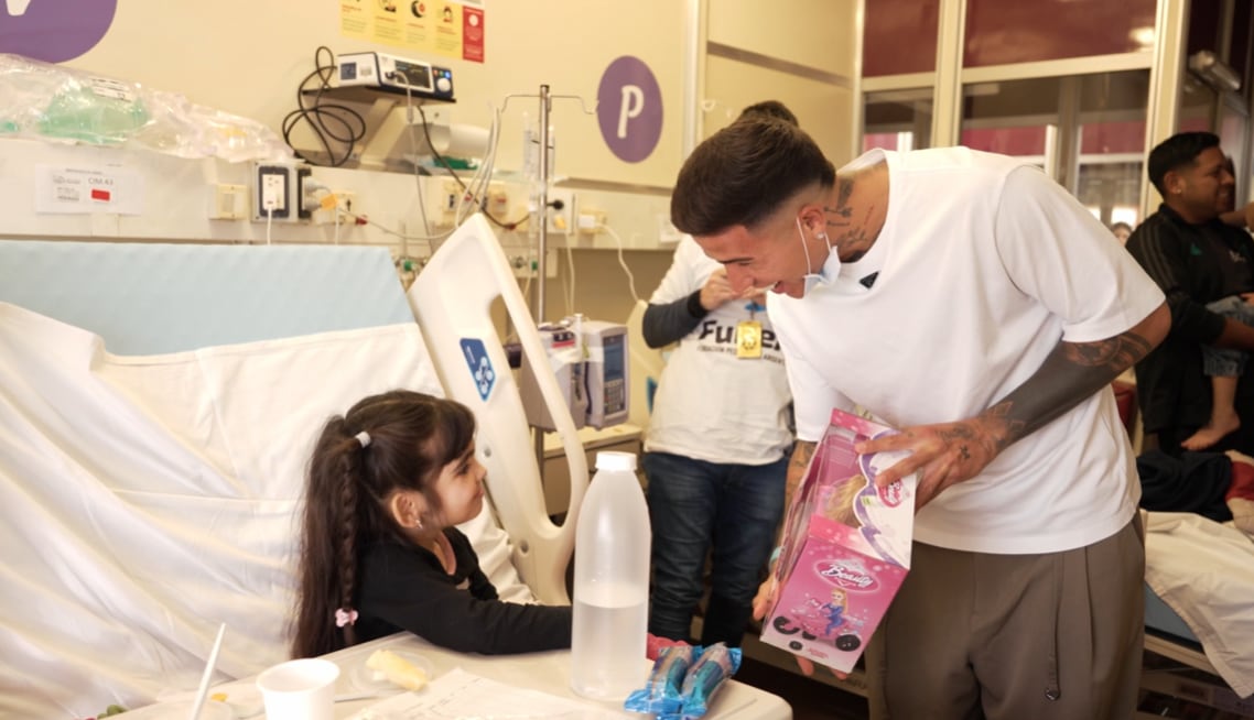 El mediocampista pasó la tarde junto a niños que reciben atención en el hospital
