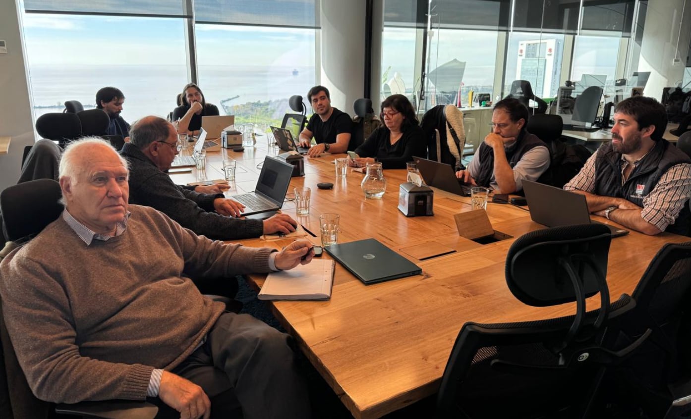 El productor ganadero Víctor Tonelli junto al equipo del INTA en la evalución del trabajo