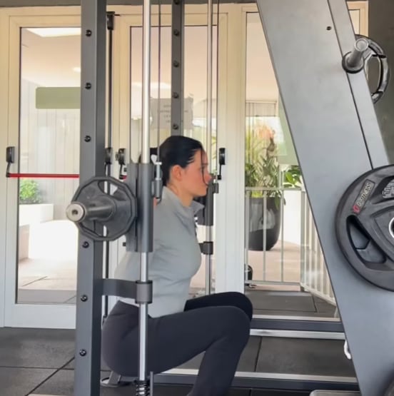 Oriana se mostró en plena ejecución de sentadillas guiadas en una máquina Smith (Foto: Instagram/@orianasabatini)