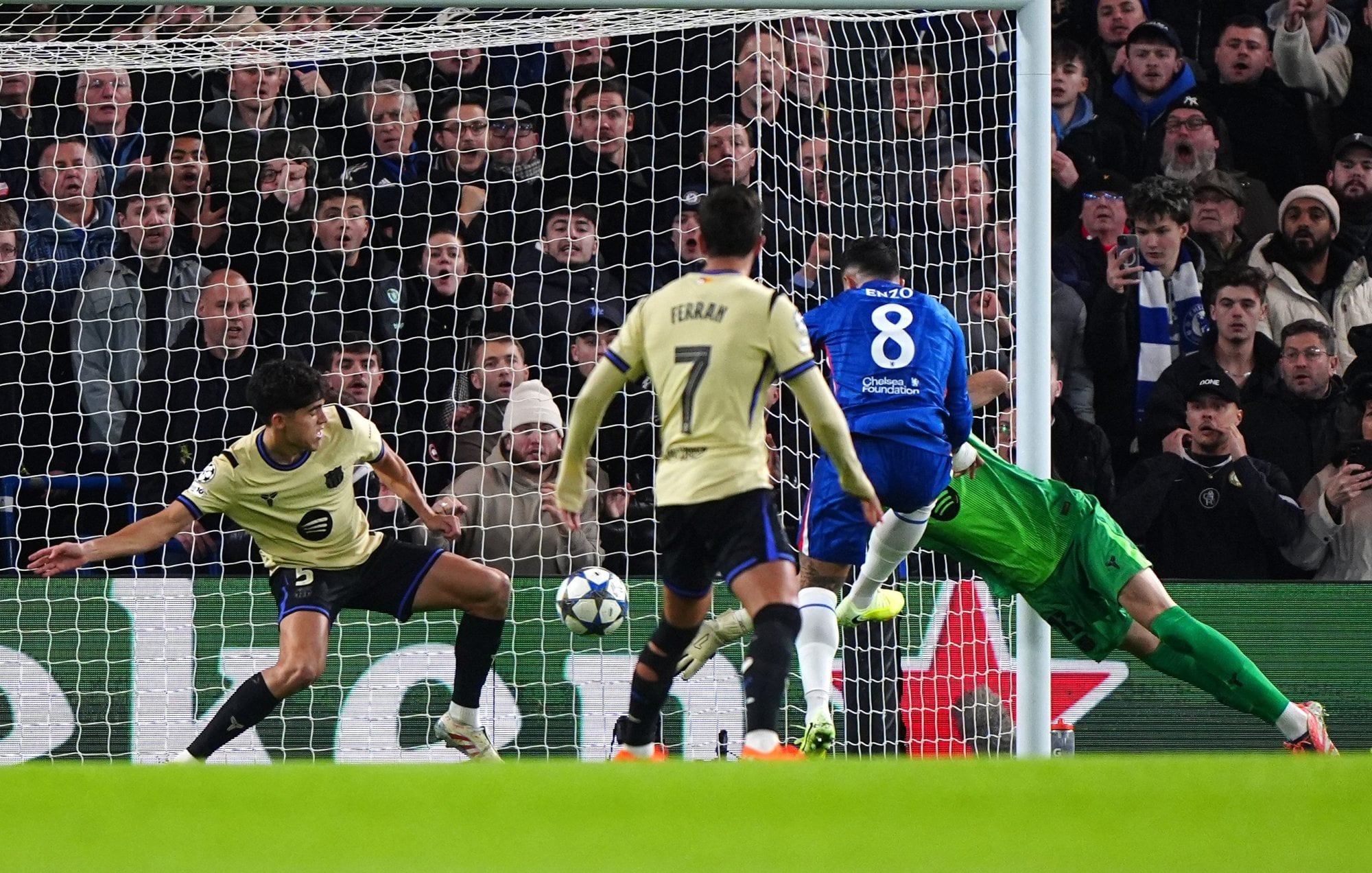 Convierte Enzo Fernández, pero el gol no será convalidado por una mano previa de un compañero
