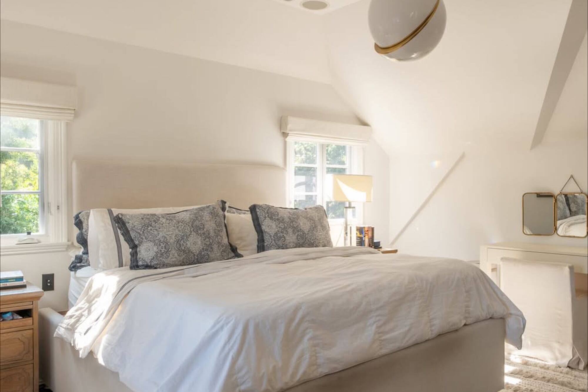 La suite principal tiene vestidor, un baño tipo spa y vistas abiertas