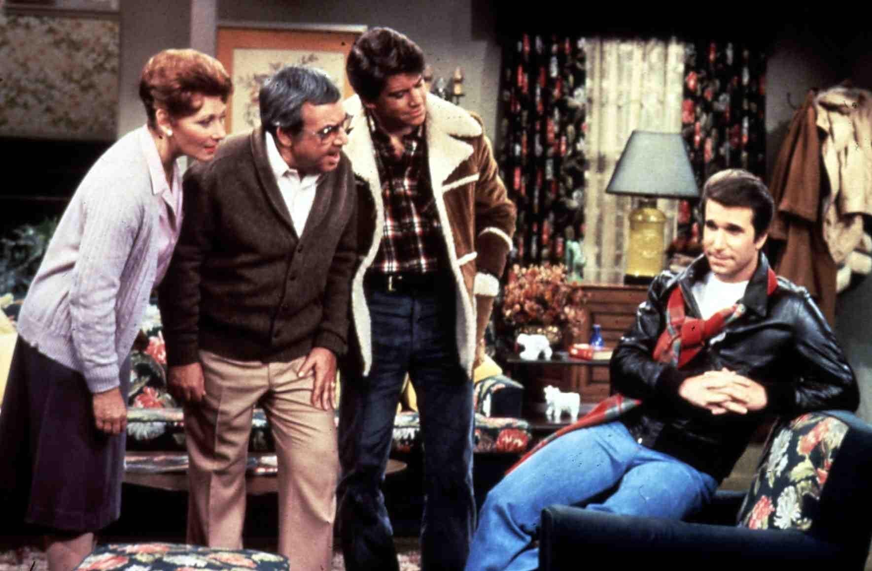 Campera de cuero y actitud de ganador eterno; Henry Winkler en la piel de su personaje más emblemático, Fonzie, en una escena de Happy Days