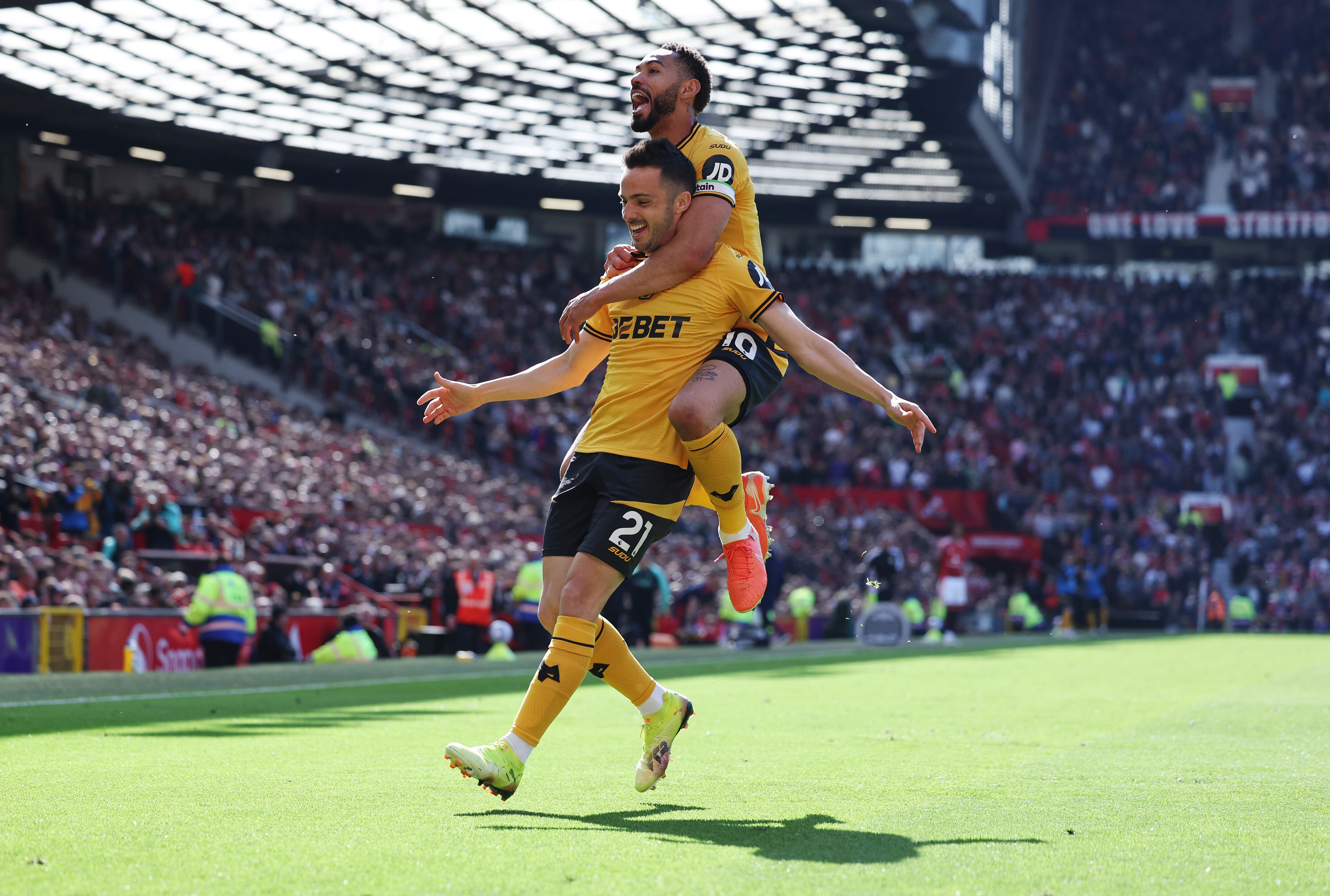La celebración del español Pablo Sarabia, de Wolverhampton (y Matheus Cunha), tras el golazo de tiro libre en el Old Trafford