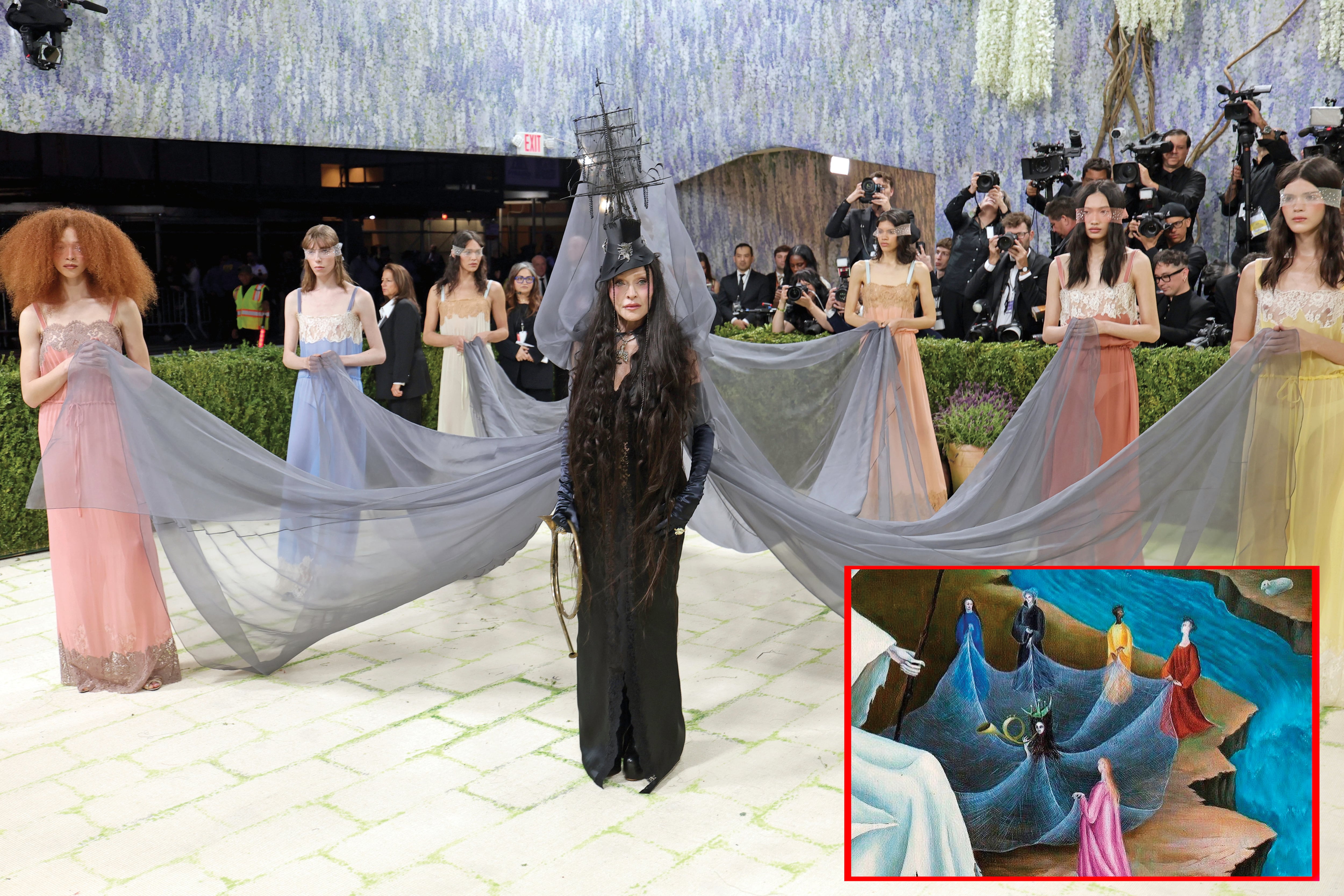 El paso de Madonna por la red carpet fue digno de uno de sus shows. Un halo de misterio envolvió su diseño de Saint Laurent inspirado
en una pintura de Leonora Carrington, que remató con un llamativo tocado con gran velo que llevaron entre seis asistentes