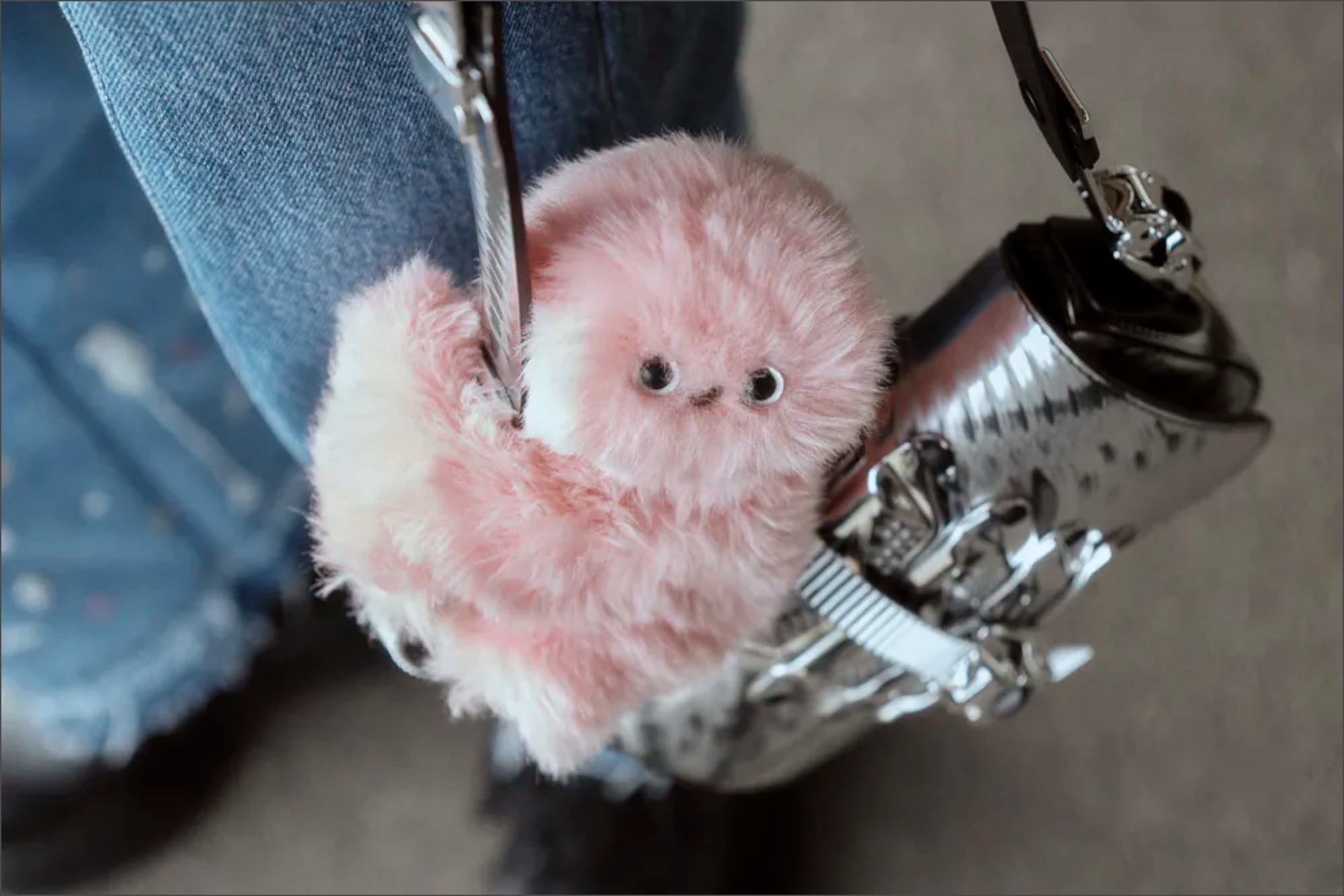 Mirumi se prende de los bolsos y accesorios con un movimiento de agarre