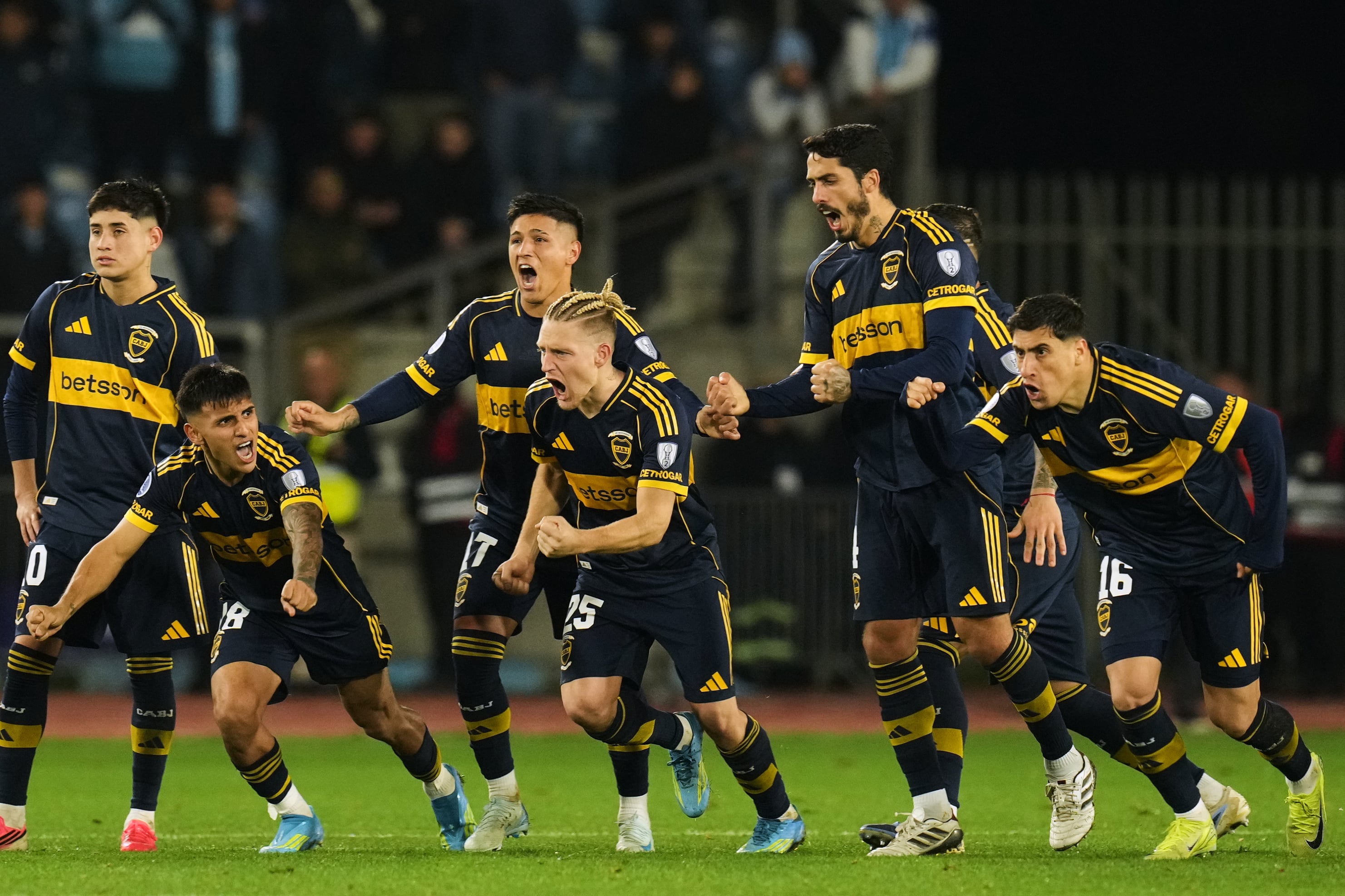 Los jugadores de Boca festejan la clasificación por penales, pero Aranda es el único que no lo hace, tras fallar su penal