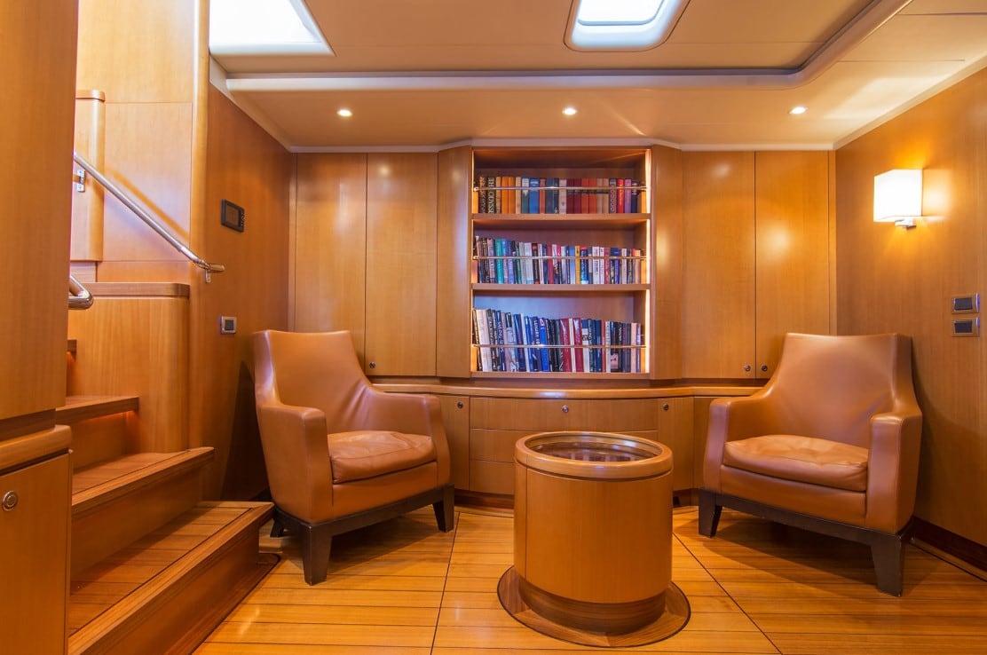 Un pequeño salón de lectura, como antesala del gran comedor