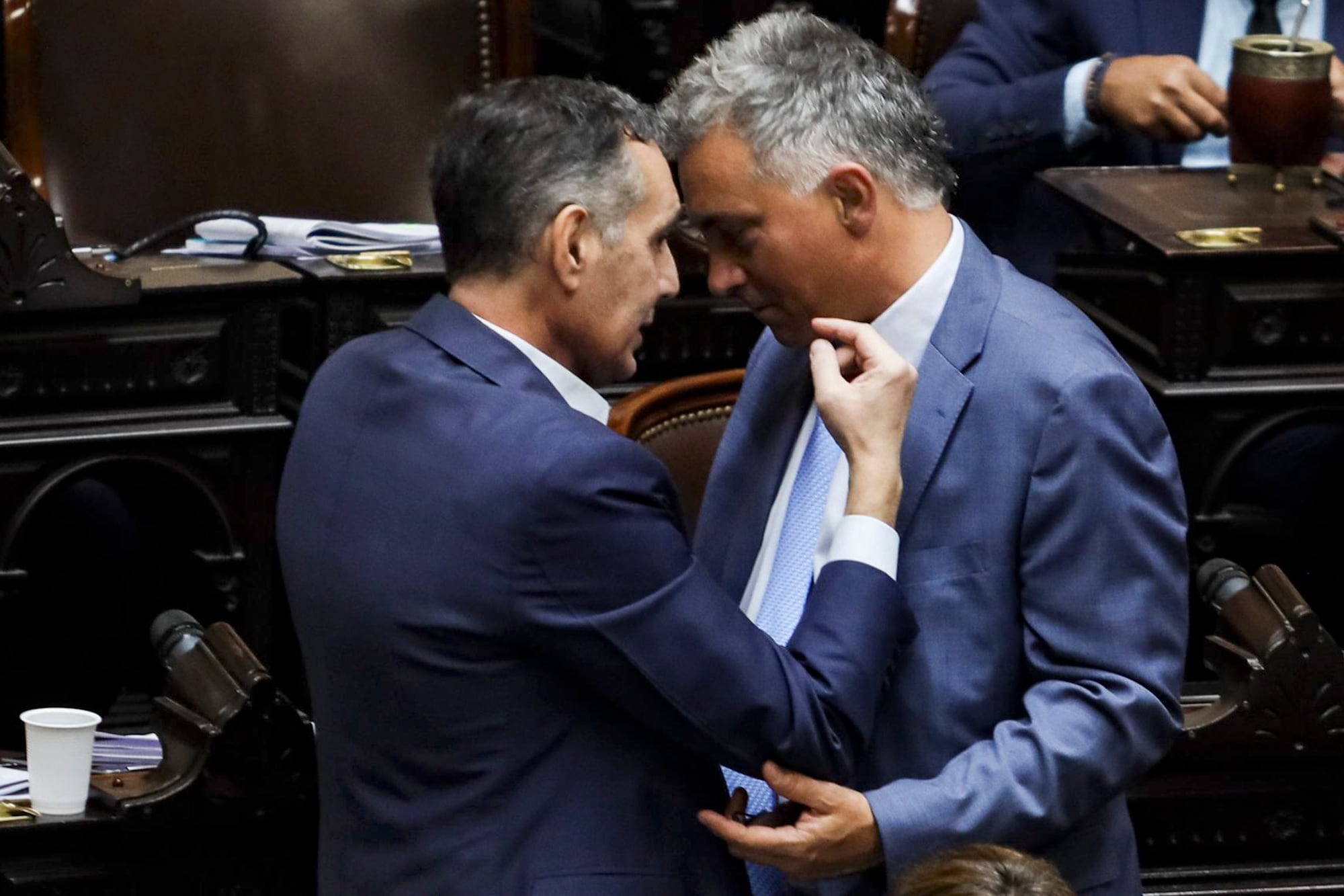 El diputado Sebastián Pareja (derecha) el debate de la Ley de reforma penal juvenil