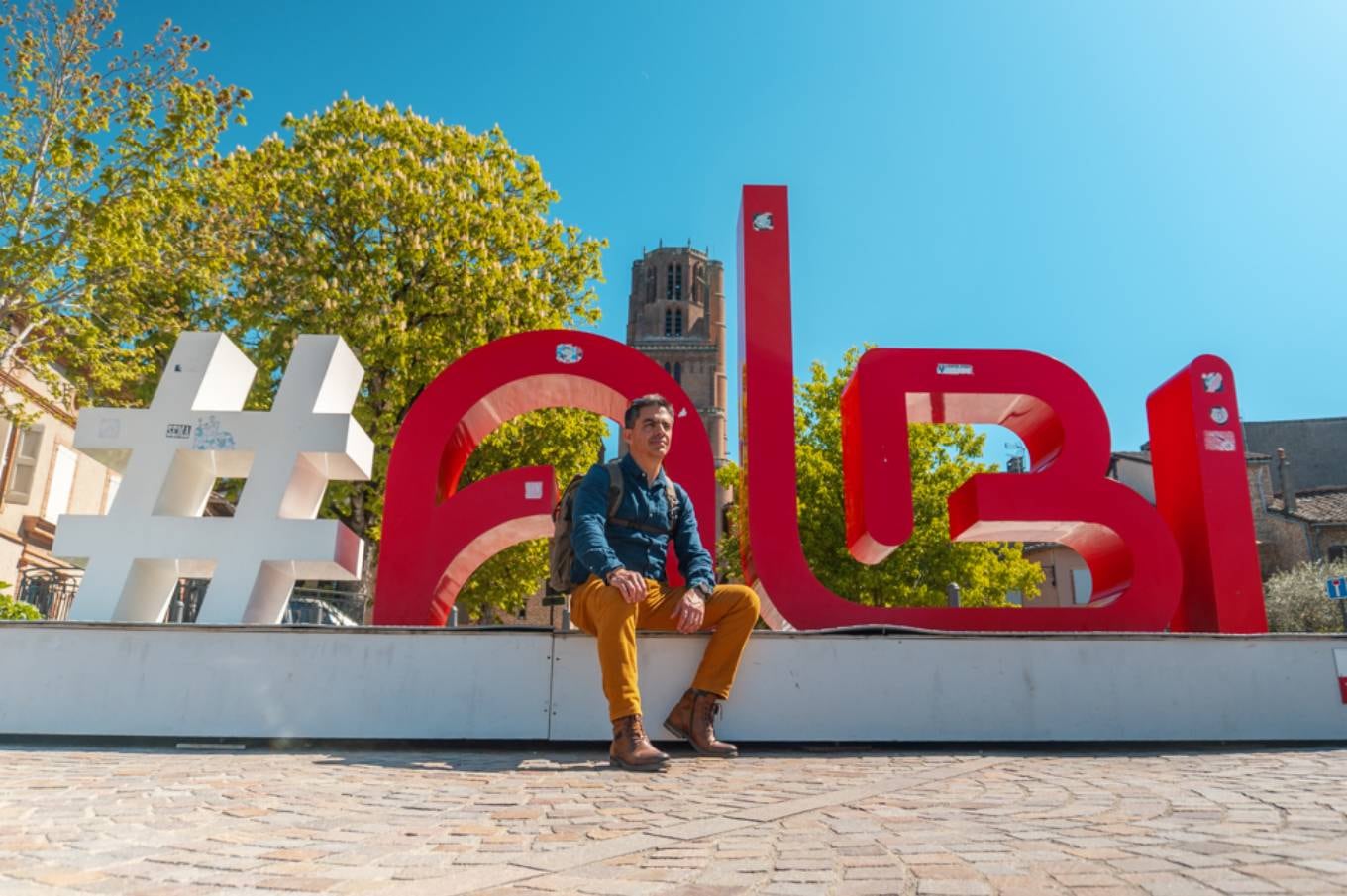 Se fue sin papeles, vive en un lugar fascinante, y hoy es especialista en pueblos encantados: “Inspiración para Argentina”