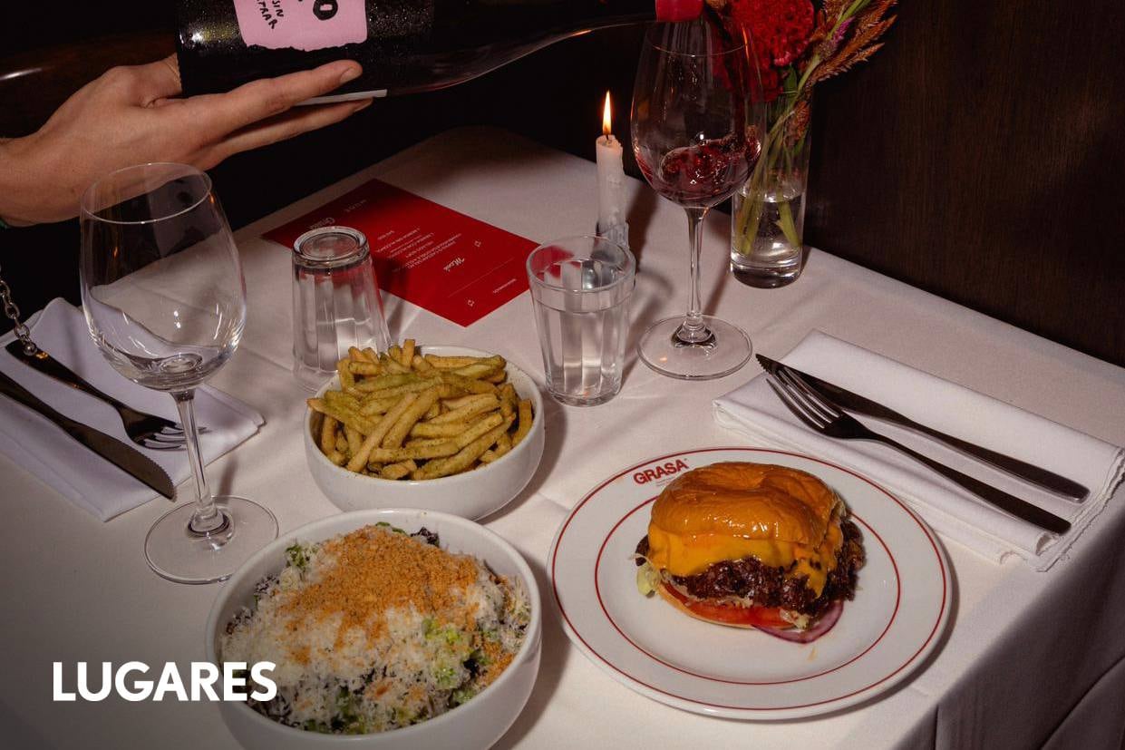 La hamburguesería que apuesta a presentaciones delicadas, mesas con mantel y cristalería