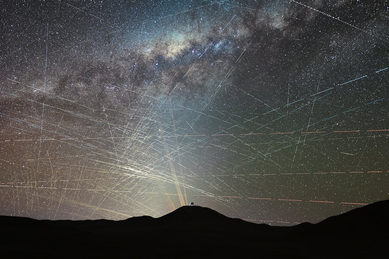 Todos los satélites que cruzan durante una hora el desierto de Atacama en Chile