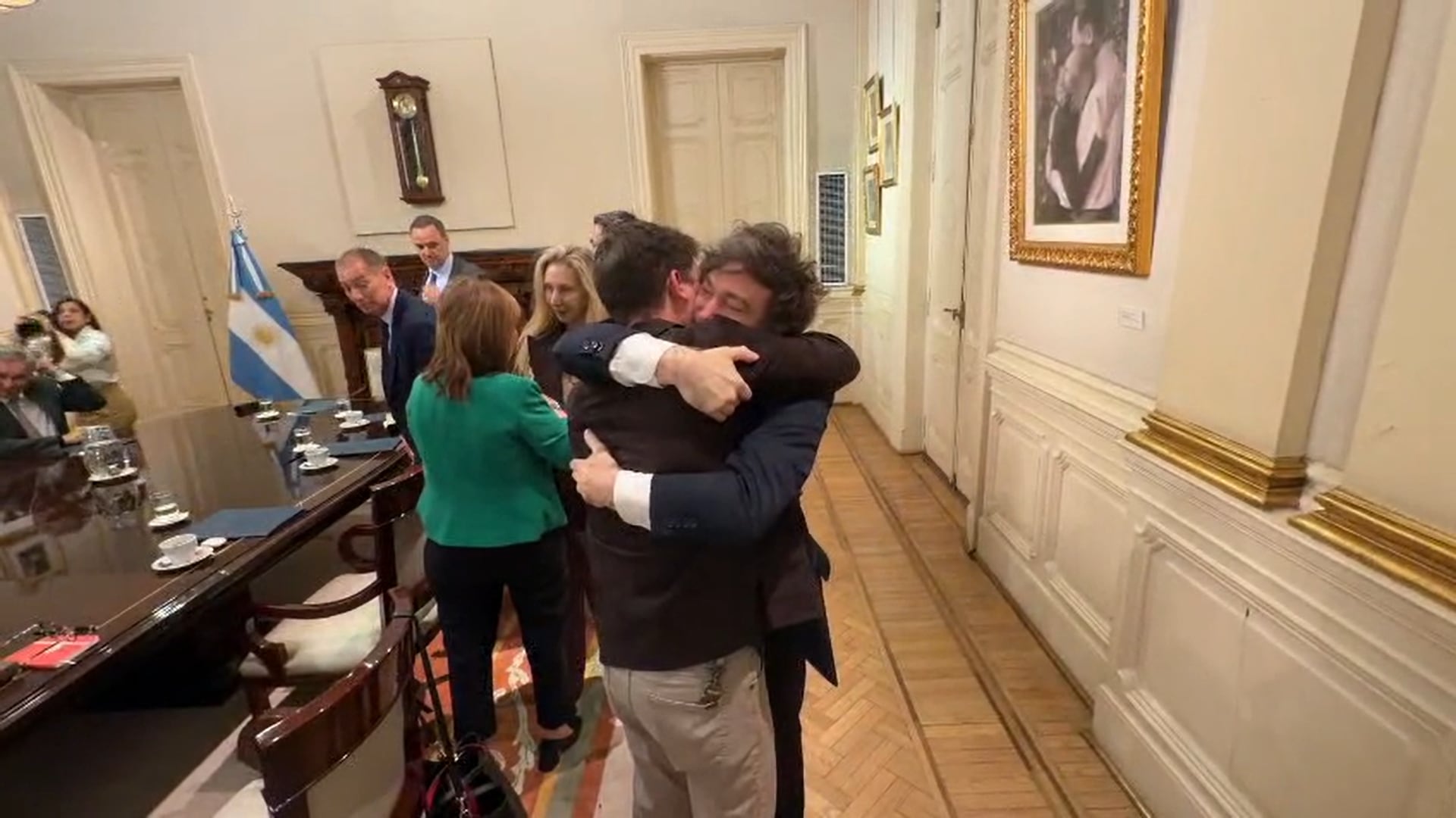 Milei suma a Santilli y mantiene a Santiago Caputo en su mesa política, pese a que no le abrió la puerta en el Gabinete