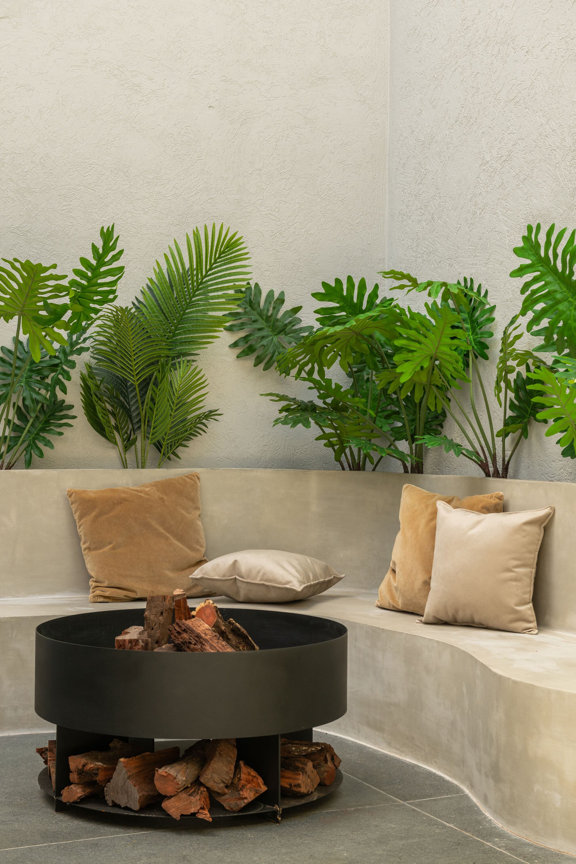 El tono de la pared y el banco de cemento, acompaña la paleta elegida y genera una continuidad con el interior.